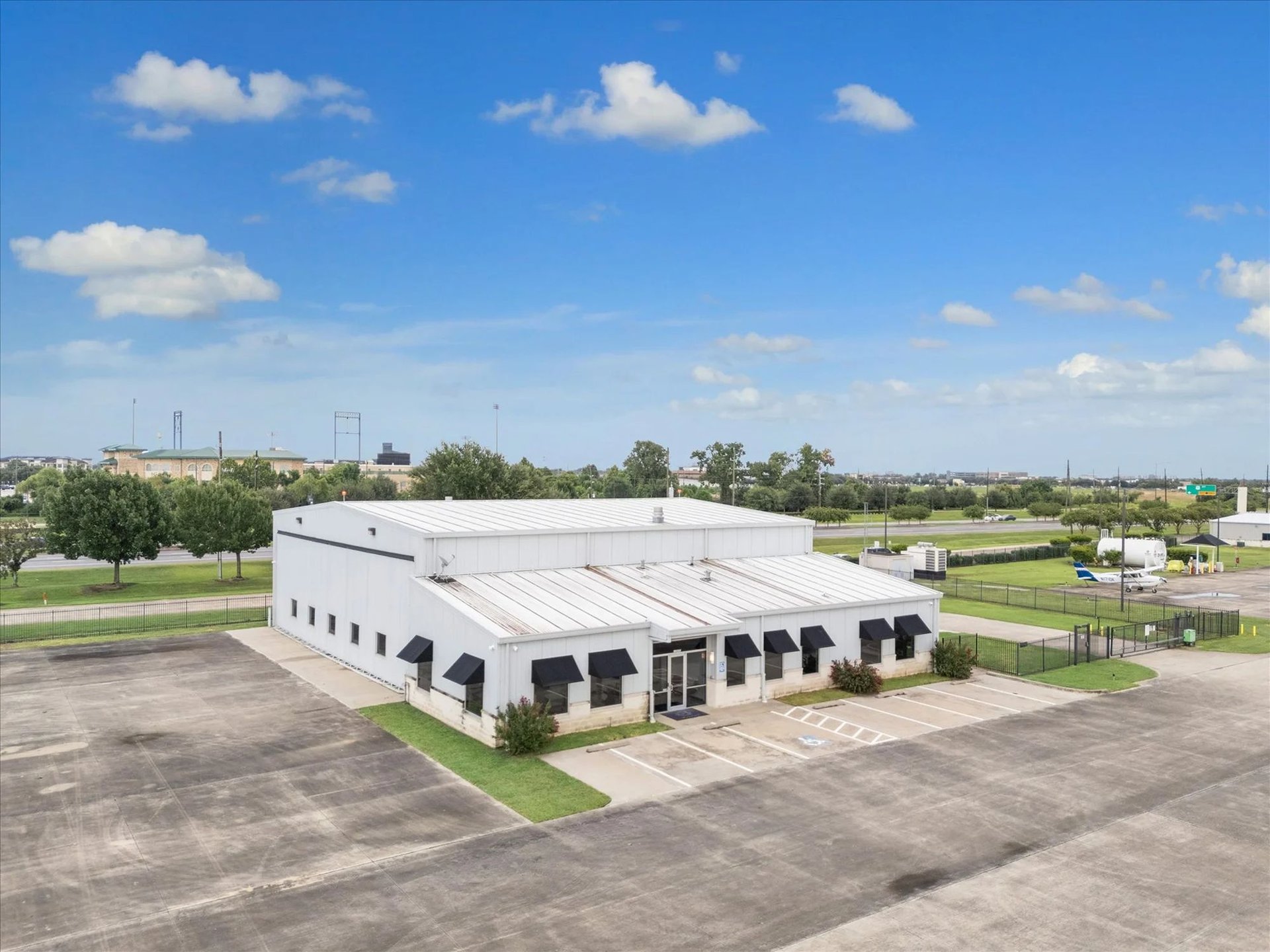 Hangar + Office - Sugar Land Regional Airport (KSGR)