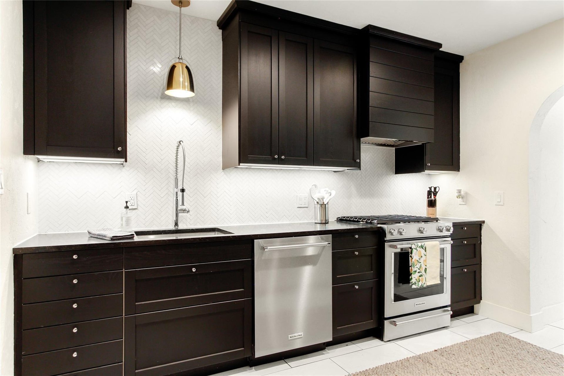 4132 Pershing