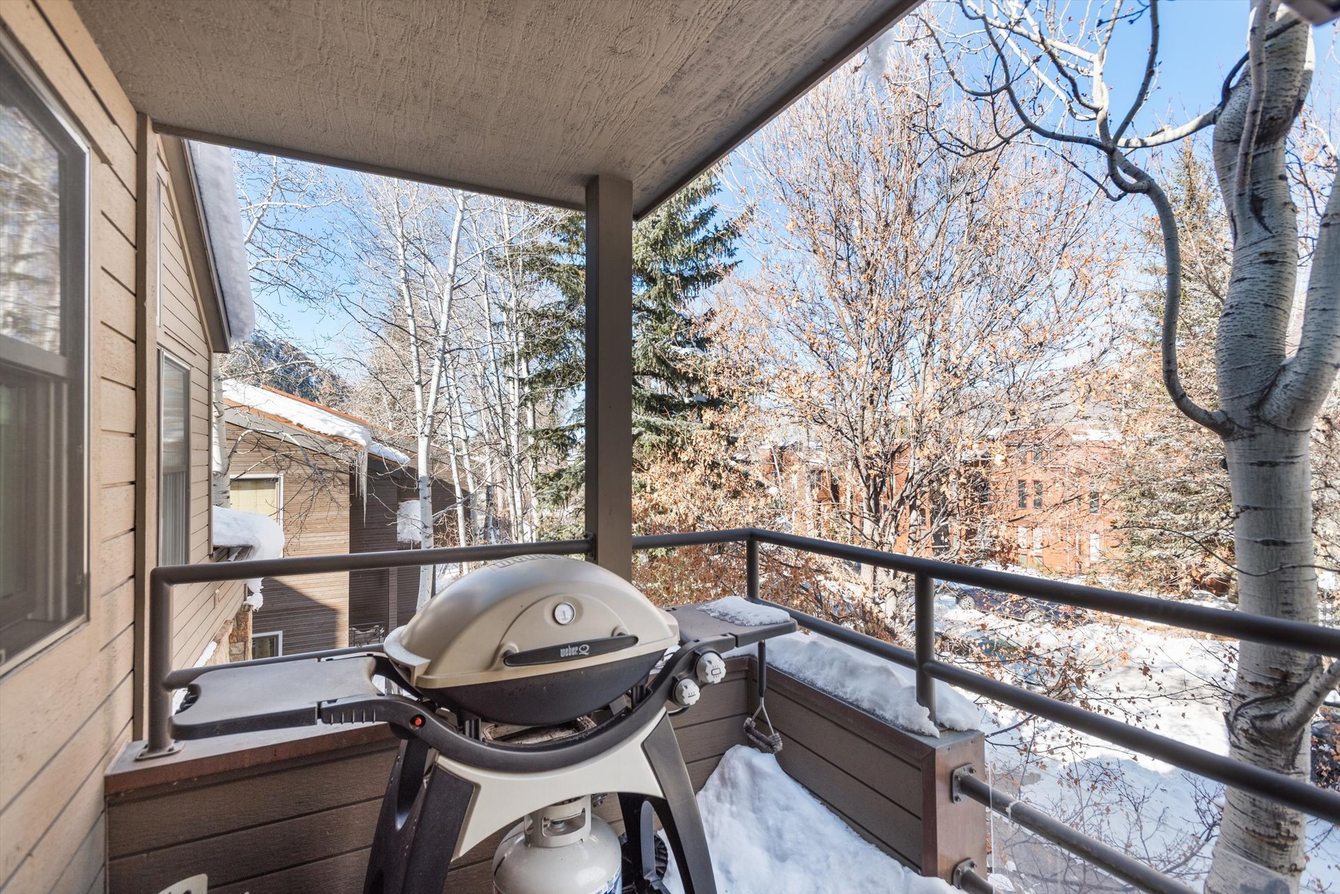 Aspen Core Luxury: Walk to the Gondola from this Spacious Townhome