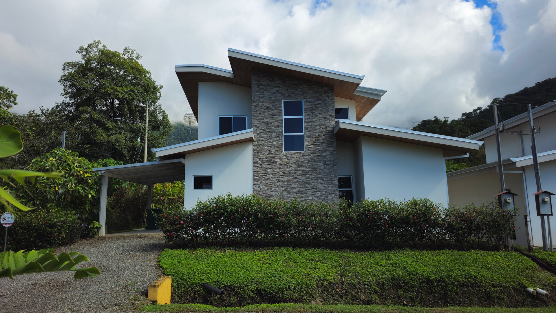 Charming Villa with Modern Amenities, Pool, and Prime Location