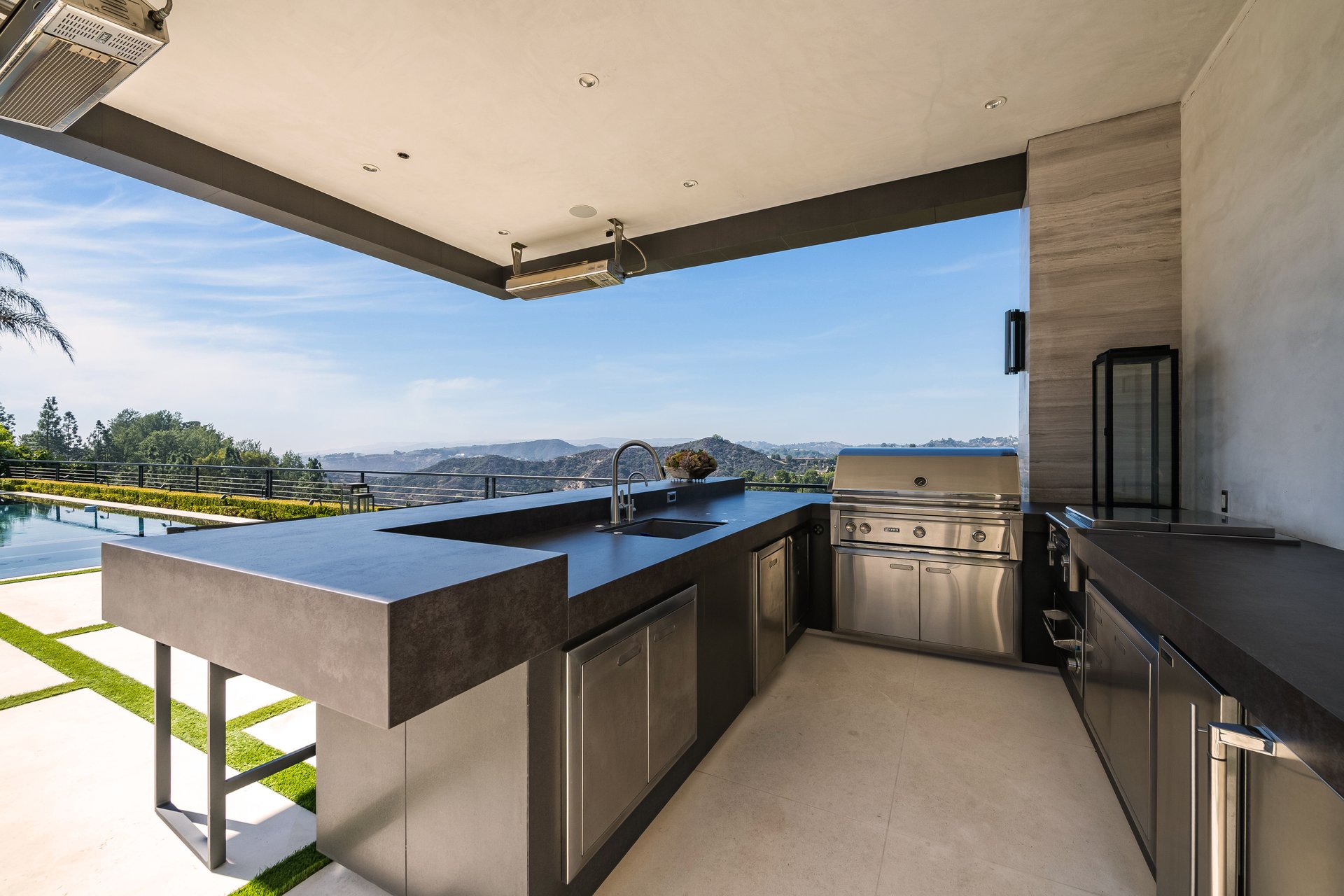 565 Evelyn Pl