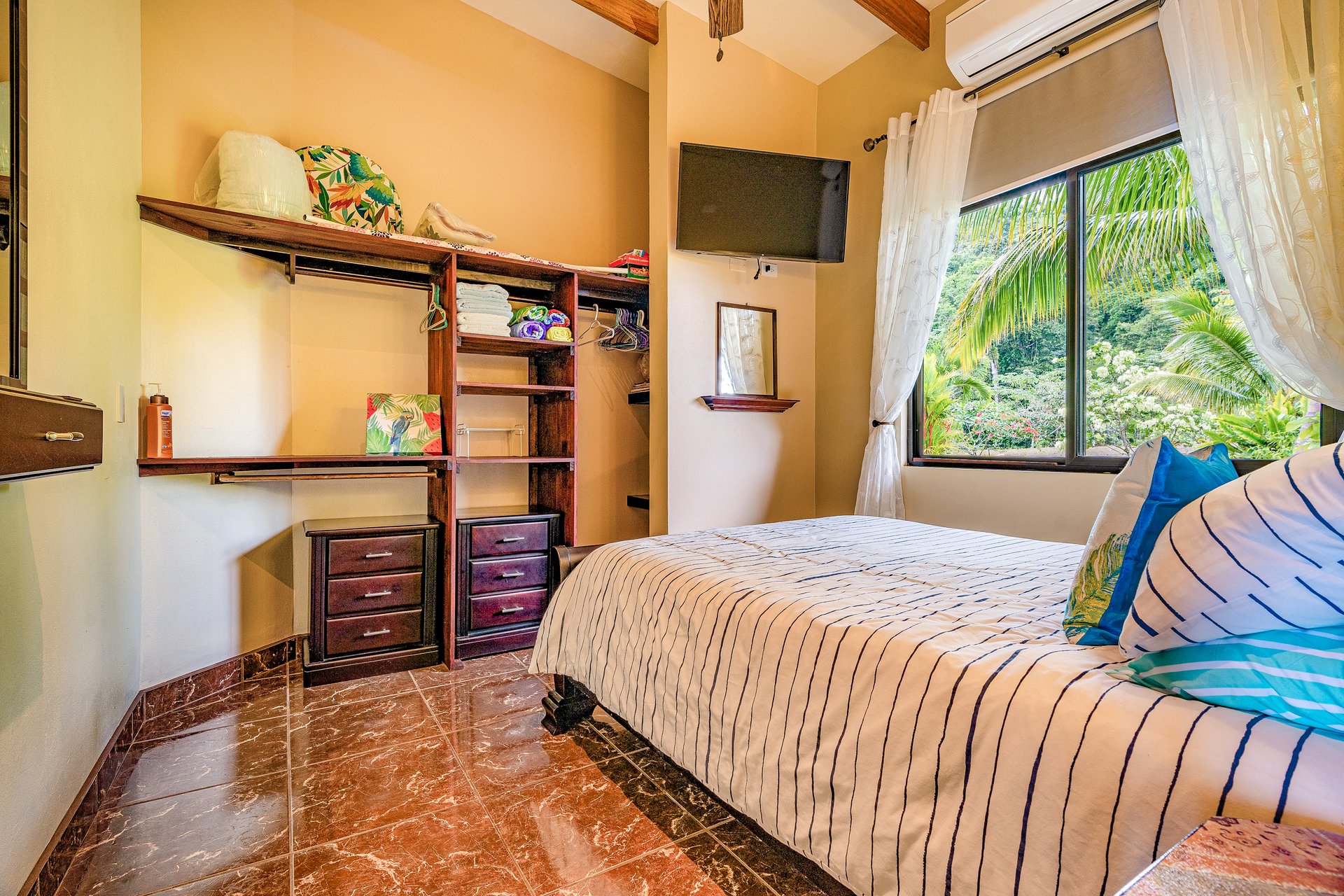 Luxury 4-Bed Villa with Ocean Views & Infinity Pool in Ojochal