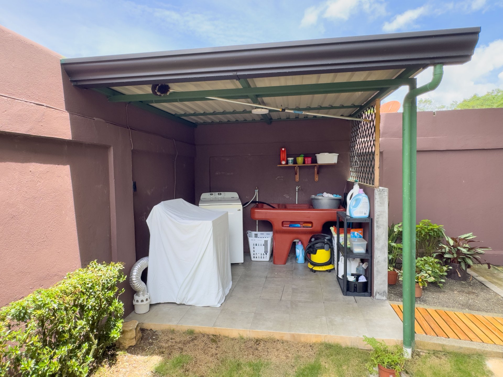 Naranjito corner lot house