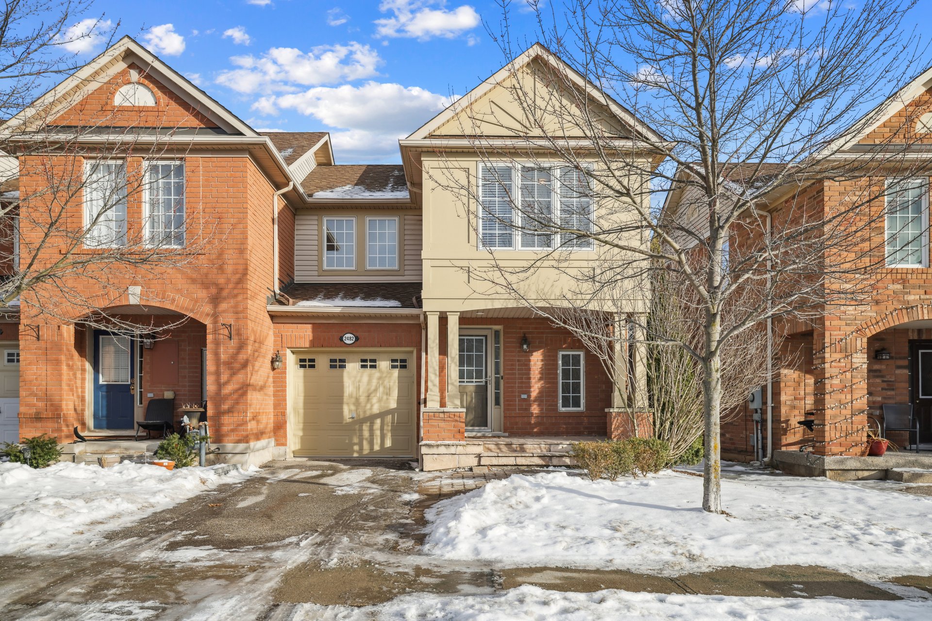 Beautiful End Unit Freehold Towhome in desirable Westmount!