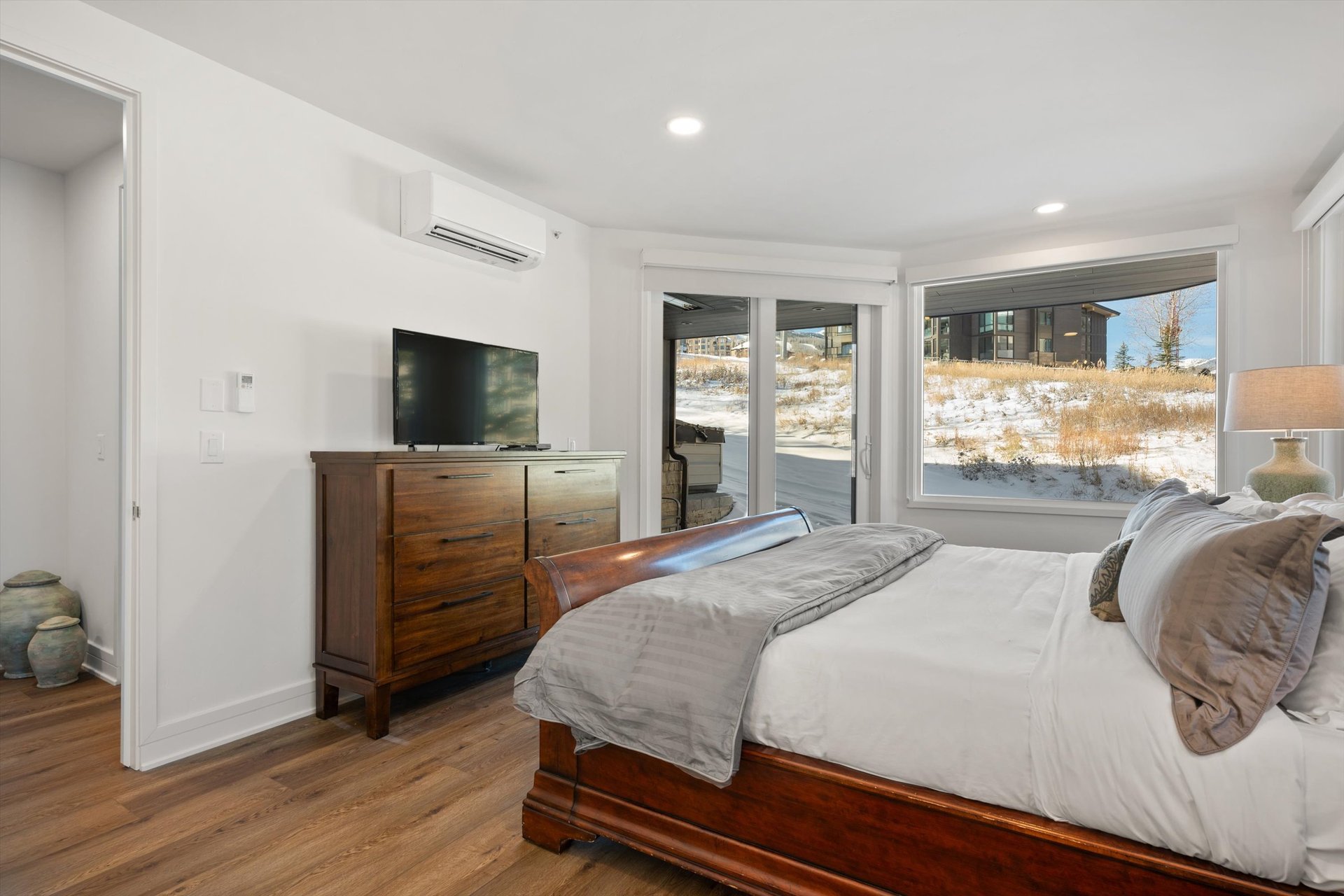 Ski-In/Ski-Out Luxury: Deerbrook Townhome