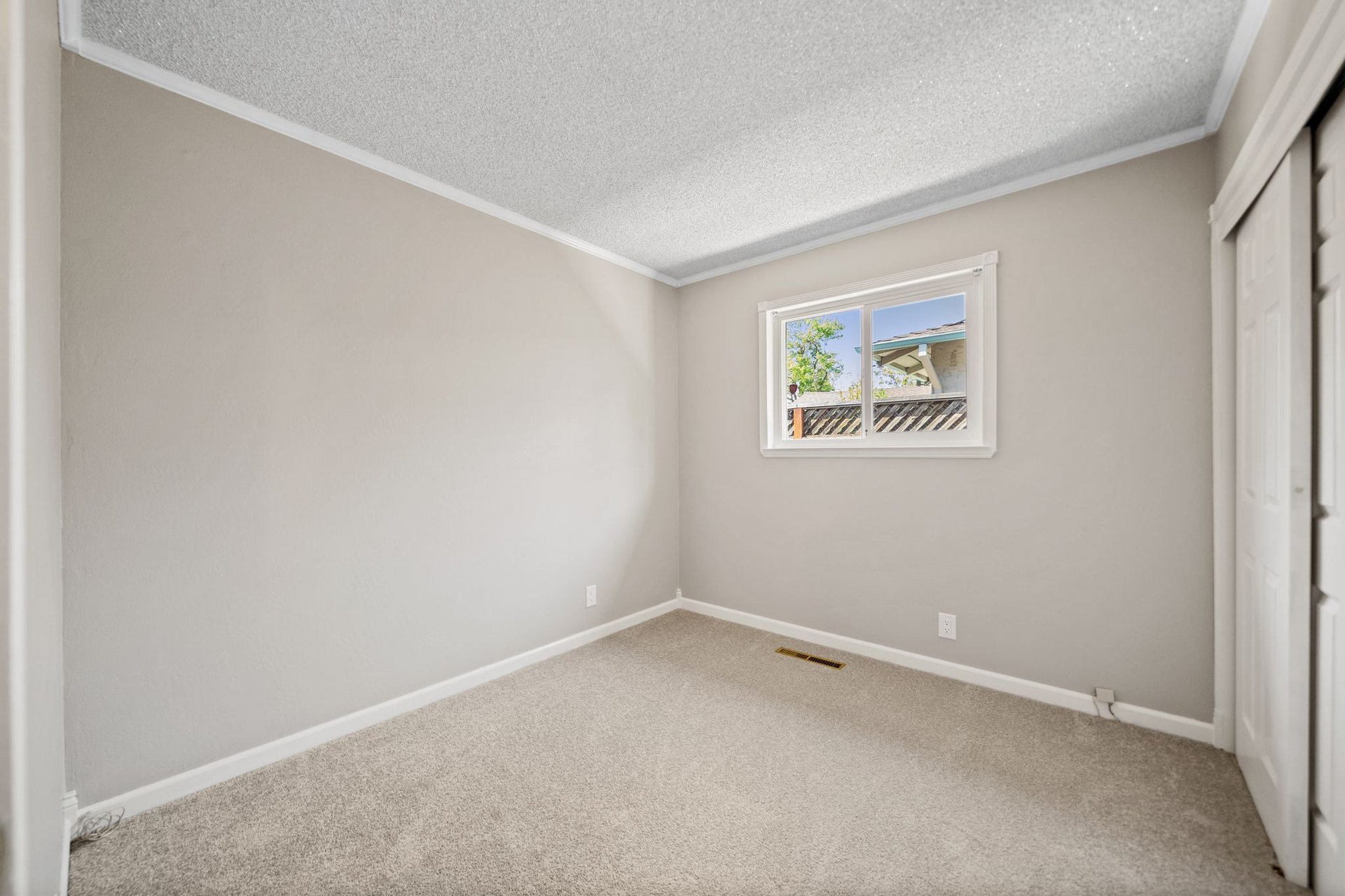 96 Lavonne Dr