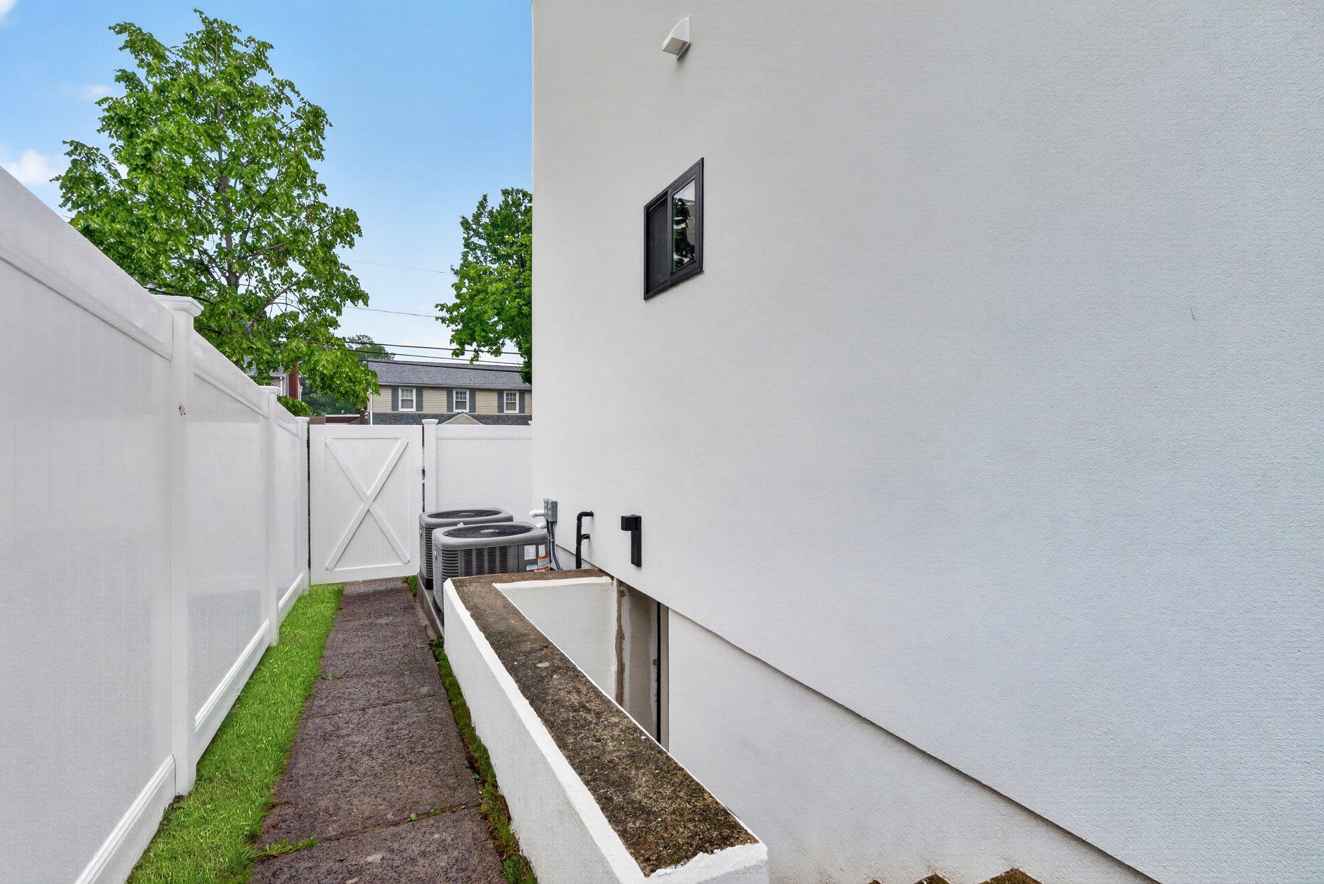 887 Linden Ave, Ridgefield, NJ 07657