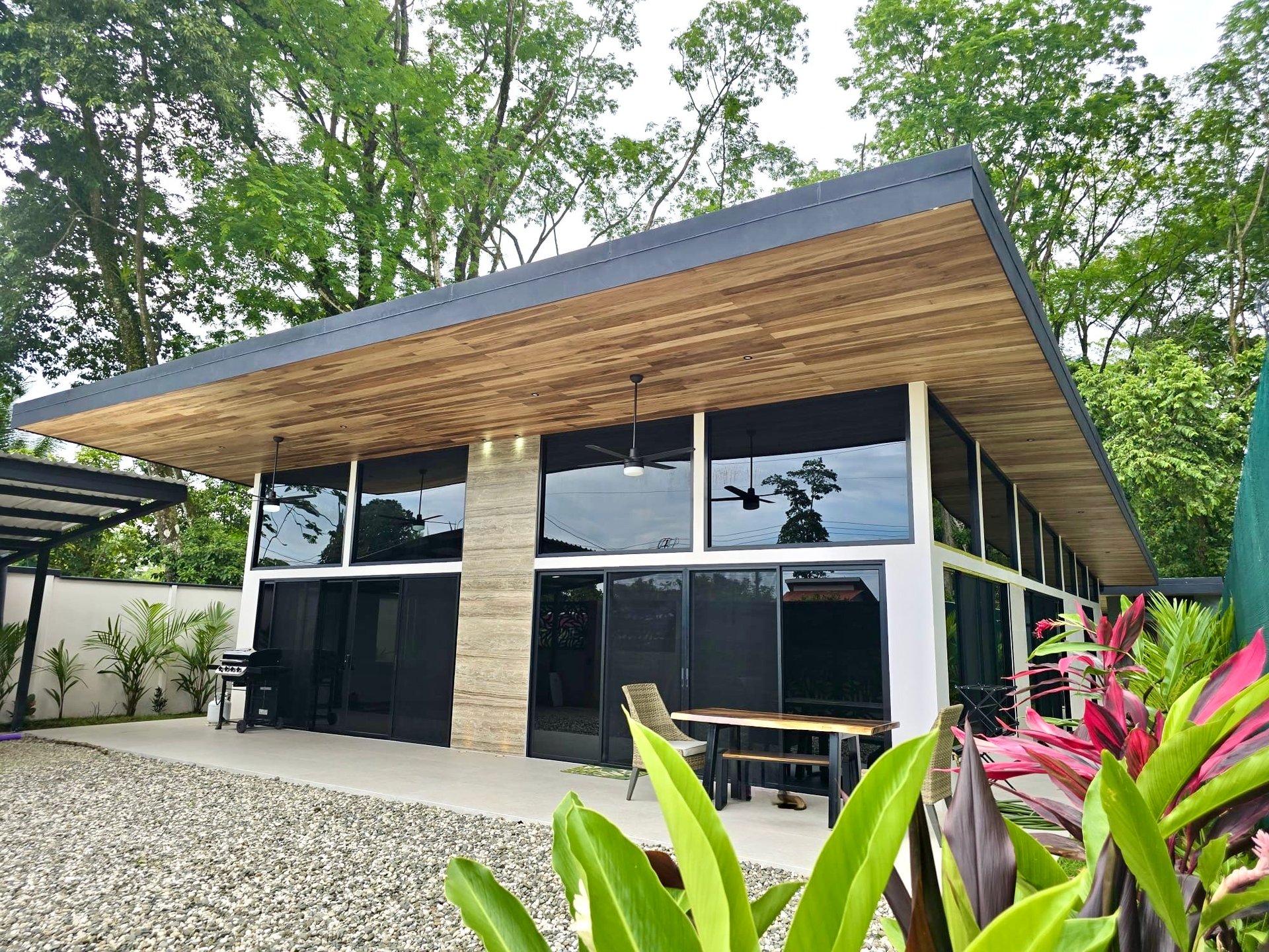 Tropical Modern Villa in Uvita – 3BR Retreat with Large Pool Near the Beach