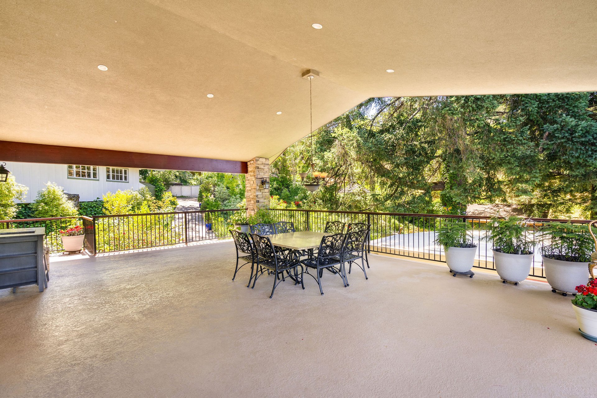 3037 Foothill Blvd