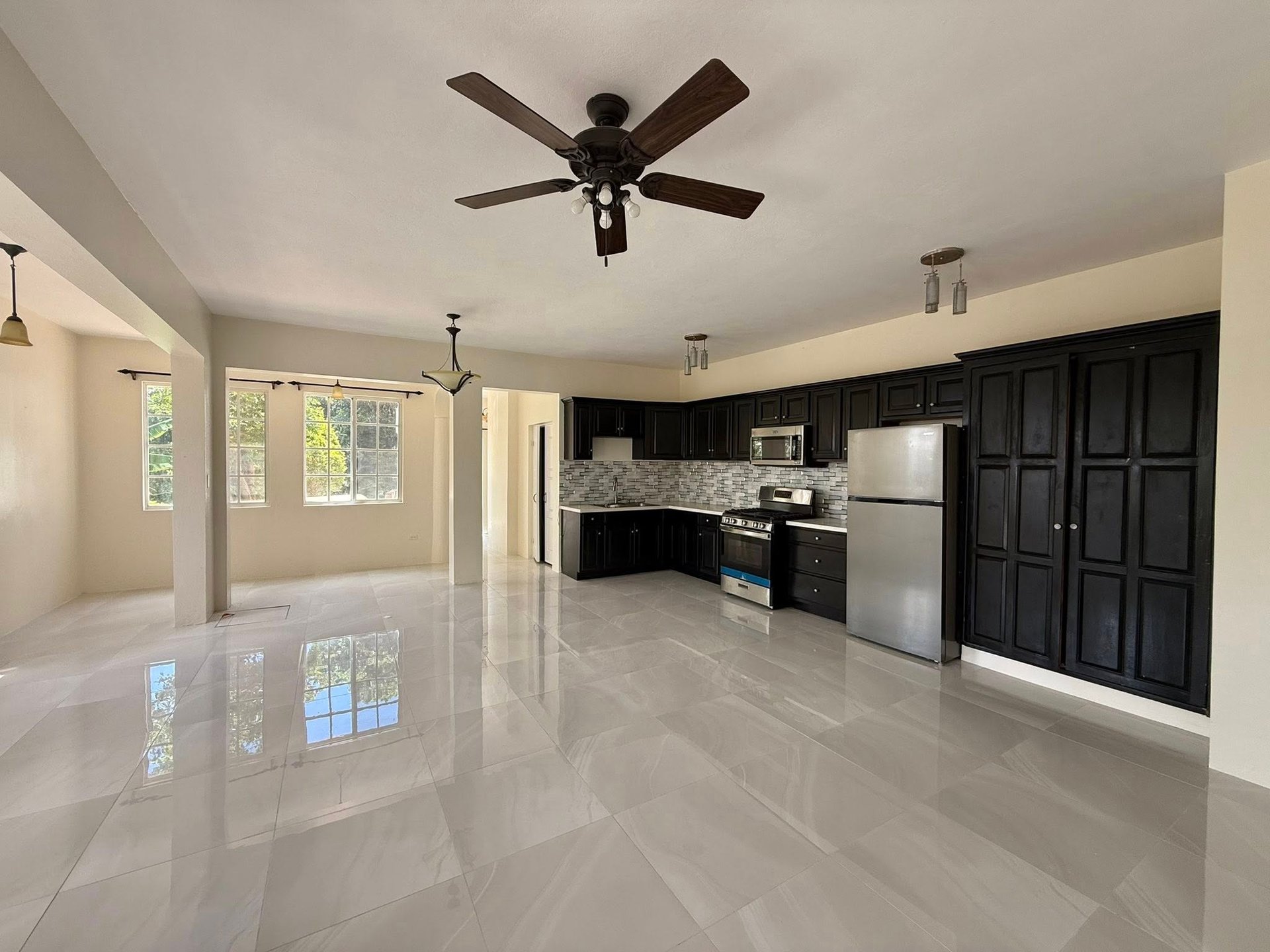 1084 Private Estate with Income