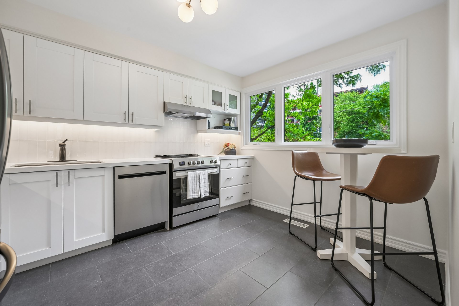 Lakeside living in the heart of Bronte!