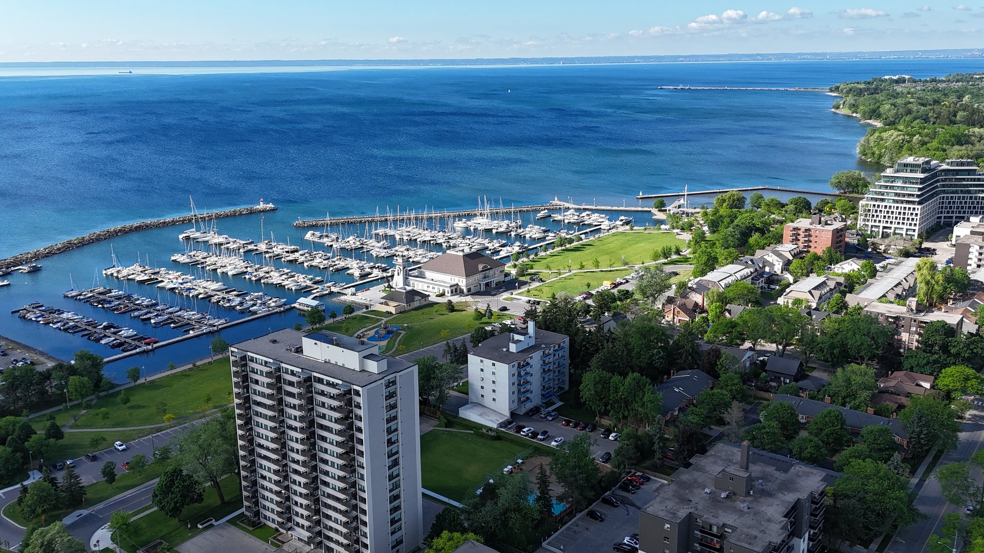 Lakeside living in the heart of Bronte!