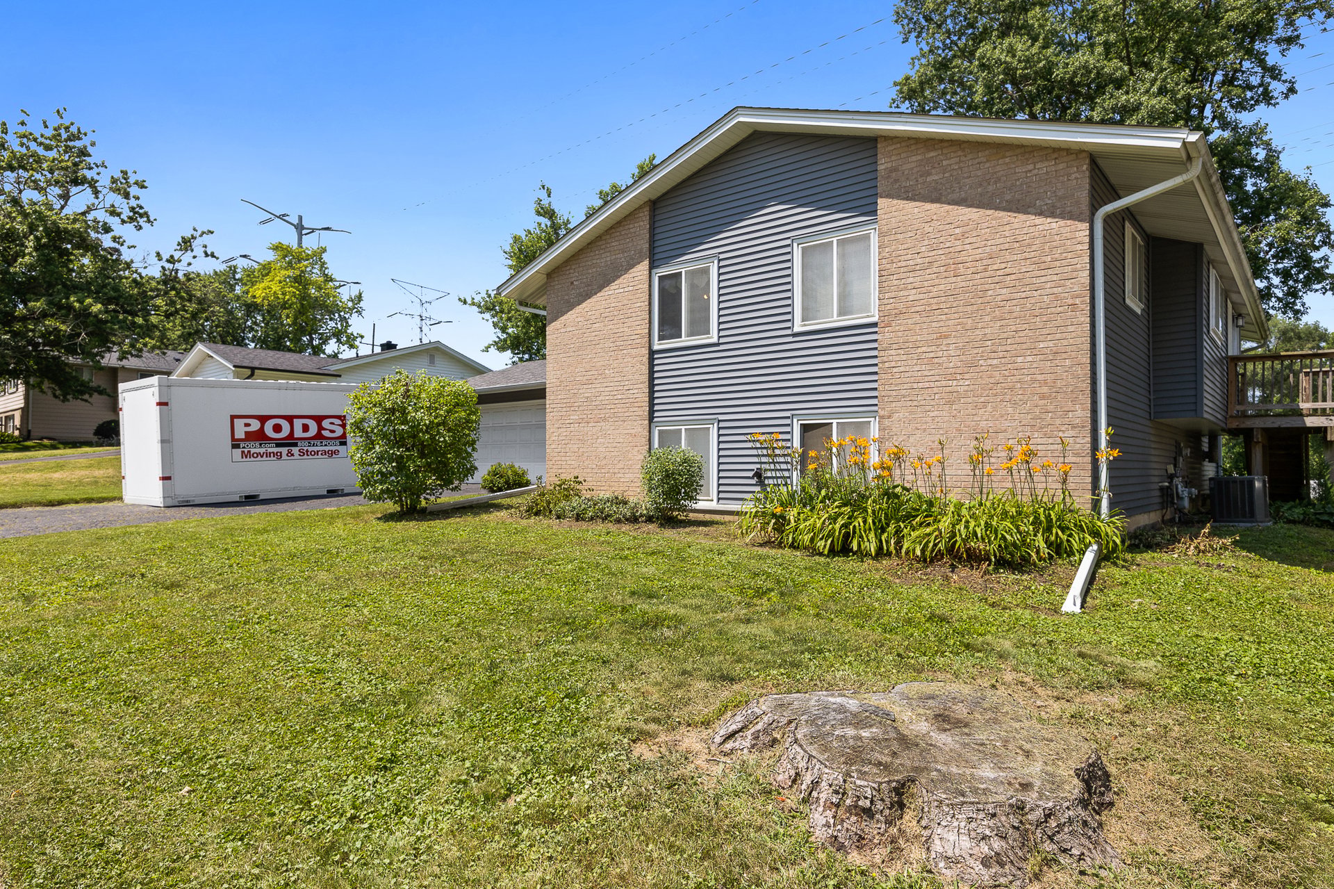 6308 MacArthur Dr, Woodridge