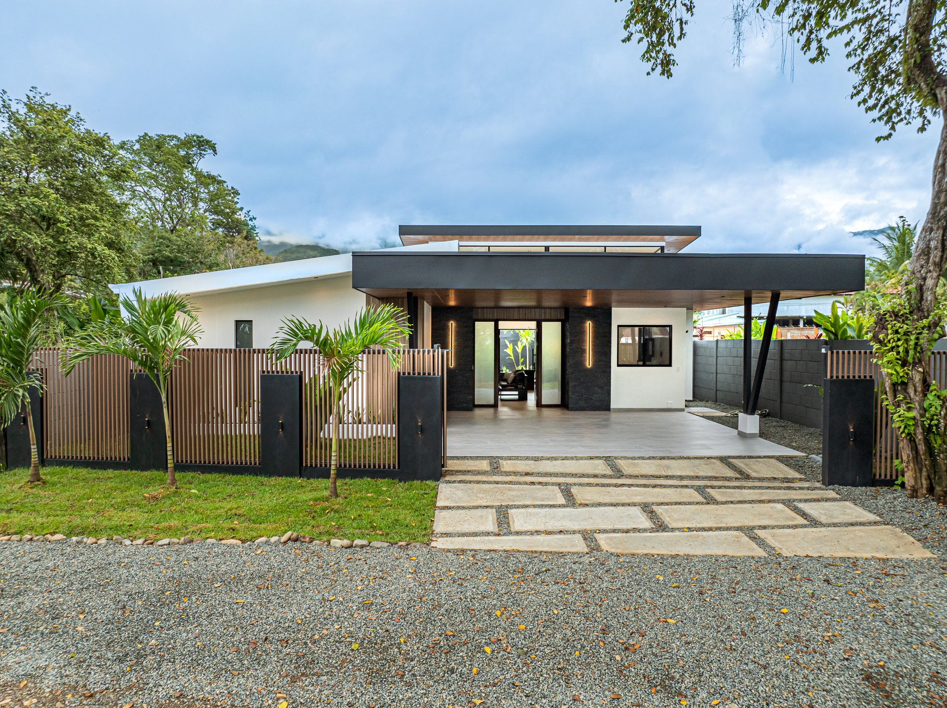 Tropica House a Luxurious Oasis in the Heart of Uvita!