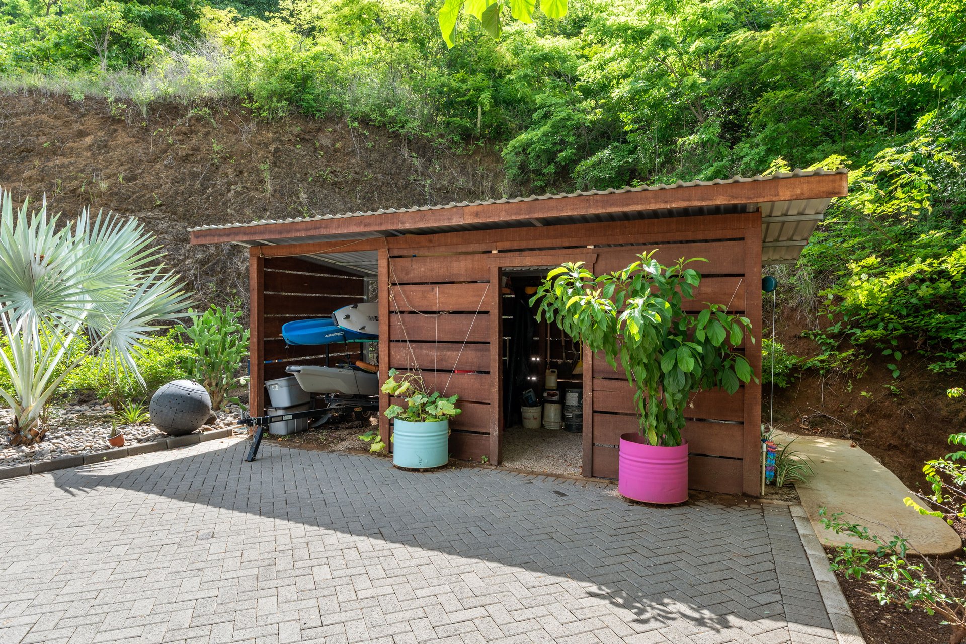 Casa Pickle on the Hill | Spacious Private Estate with Pickleball Court, Mature Gardens & Independent Guest Apartment