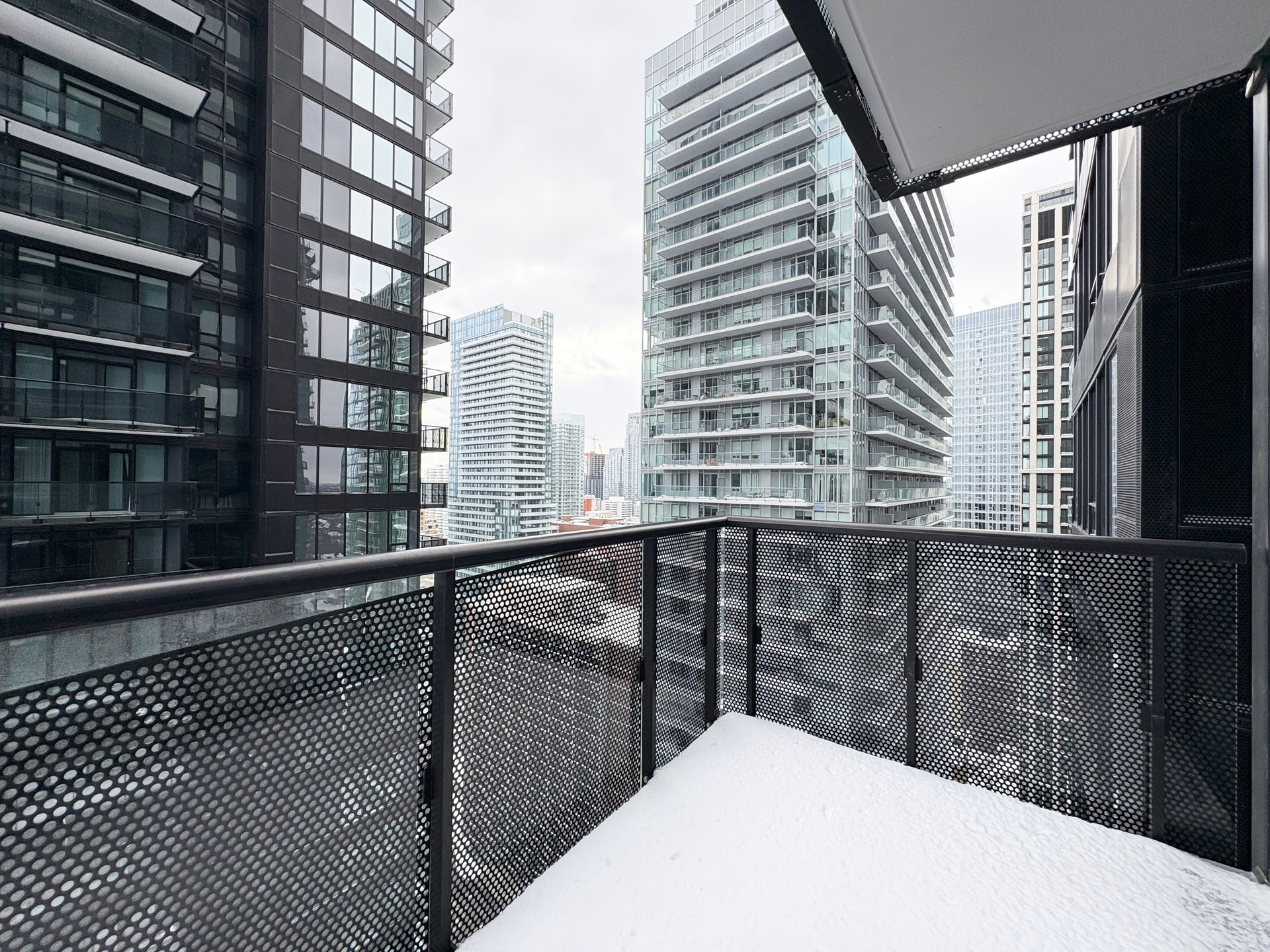 117 Broadway Ave W Unit: 2401