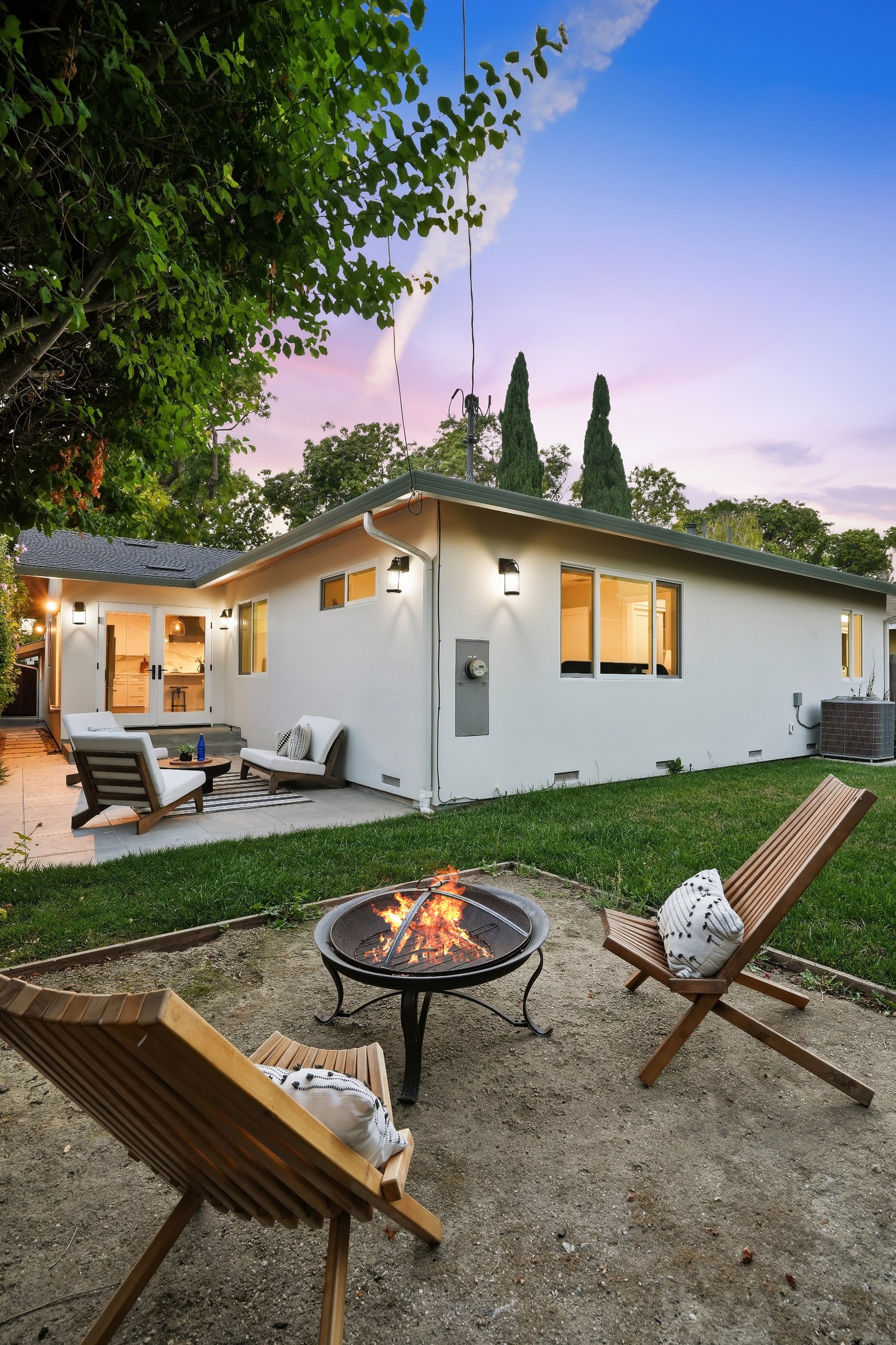 2133 Santa Cruz AVE