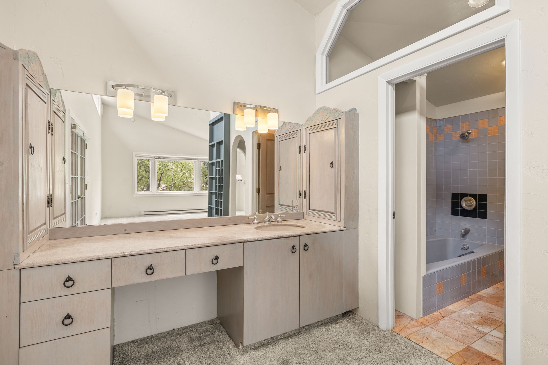 Spacious Mid-Valley Residence Near Crown Mountain Park