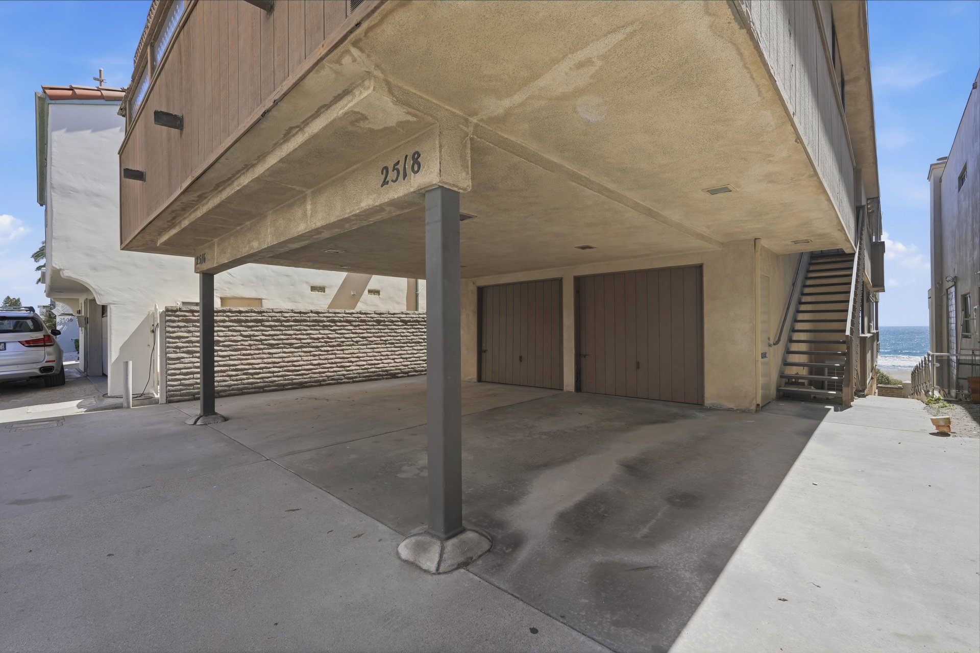 2516 The Strand