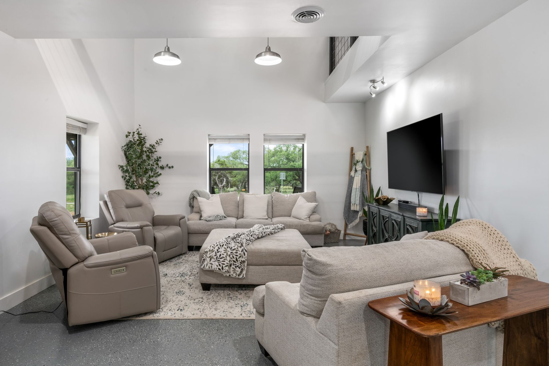 Unique Residential/Commercial Property - 180 Henly LOOP