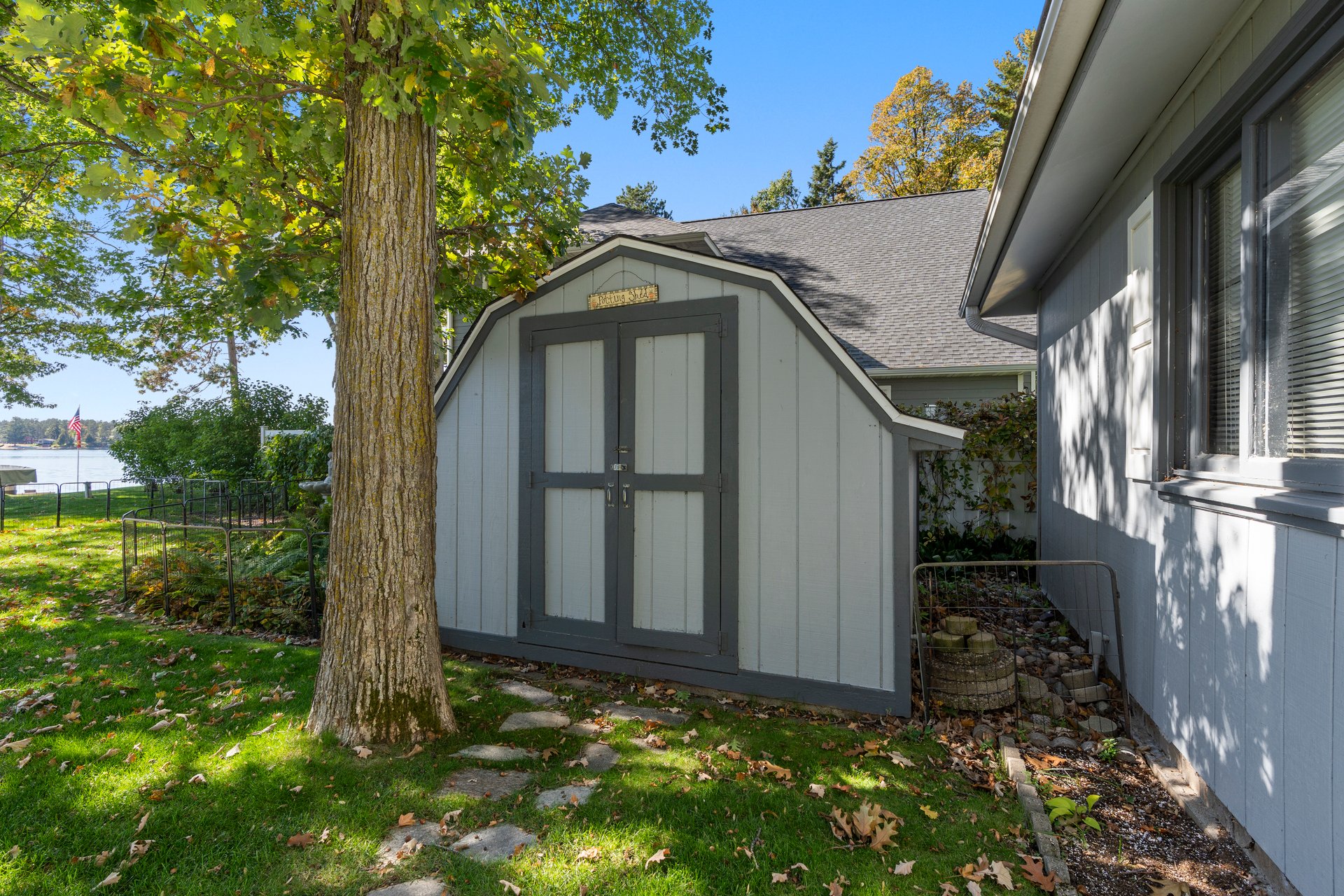 Charming, Southfacing Cabin with Sandy Beach on the Whitefish Chain