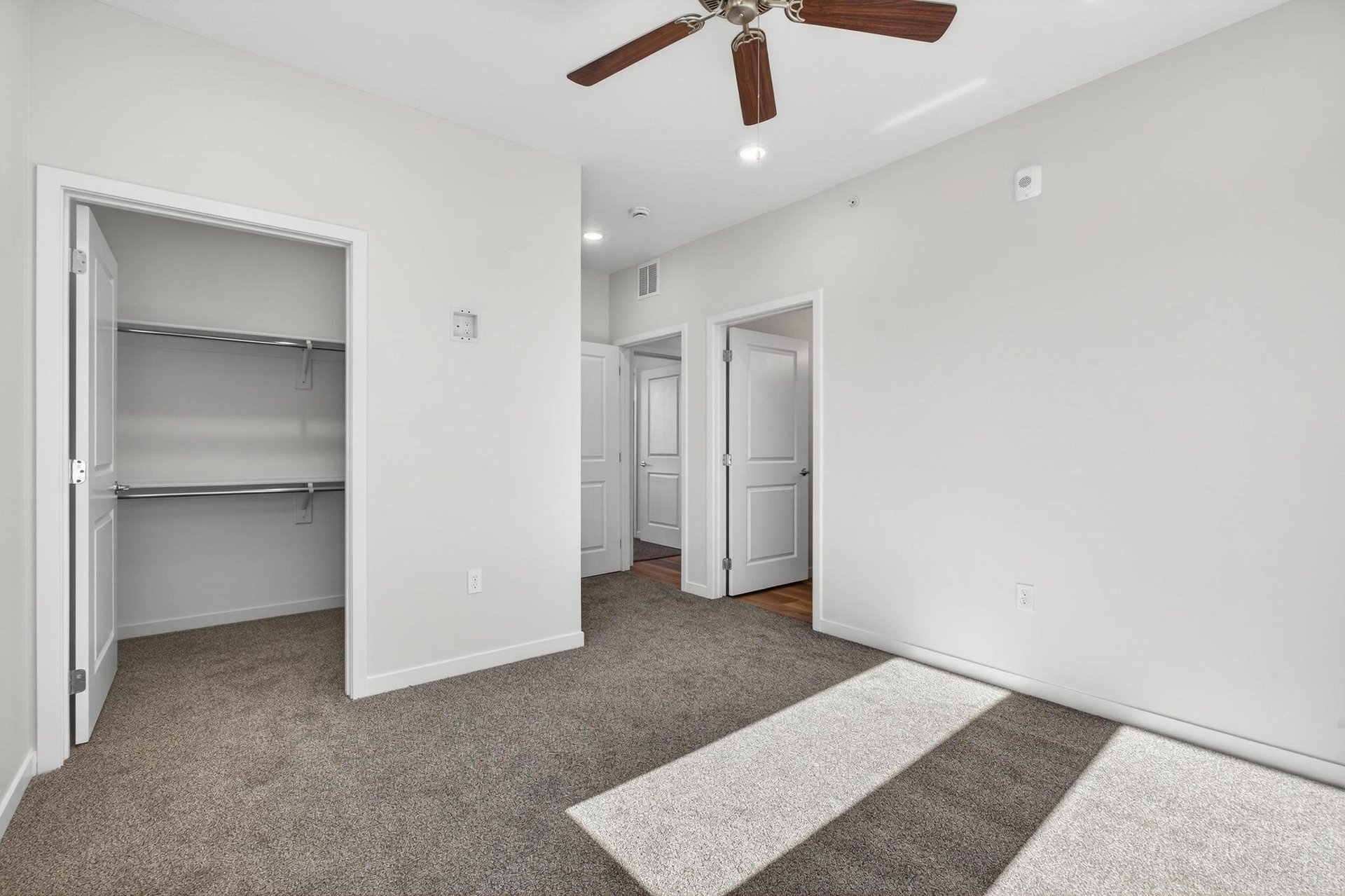 983 W State St B-304