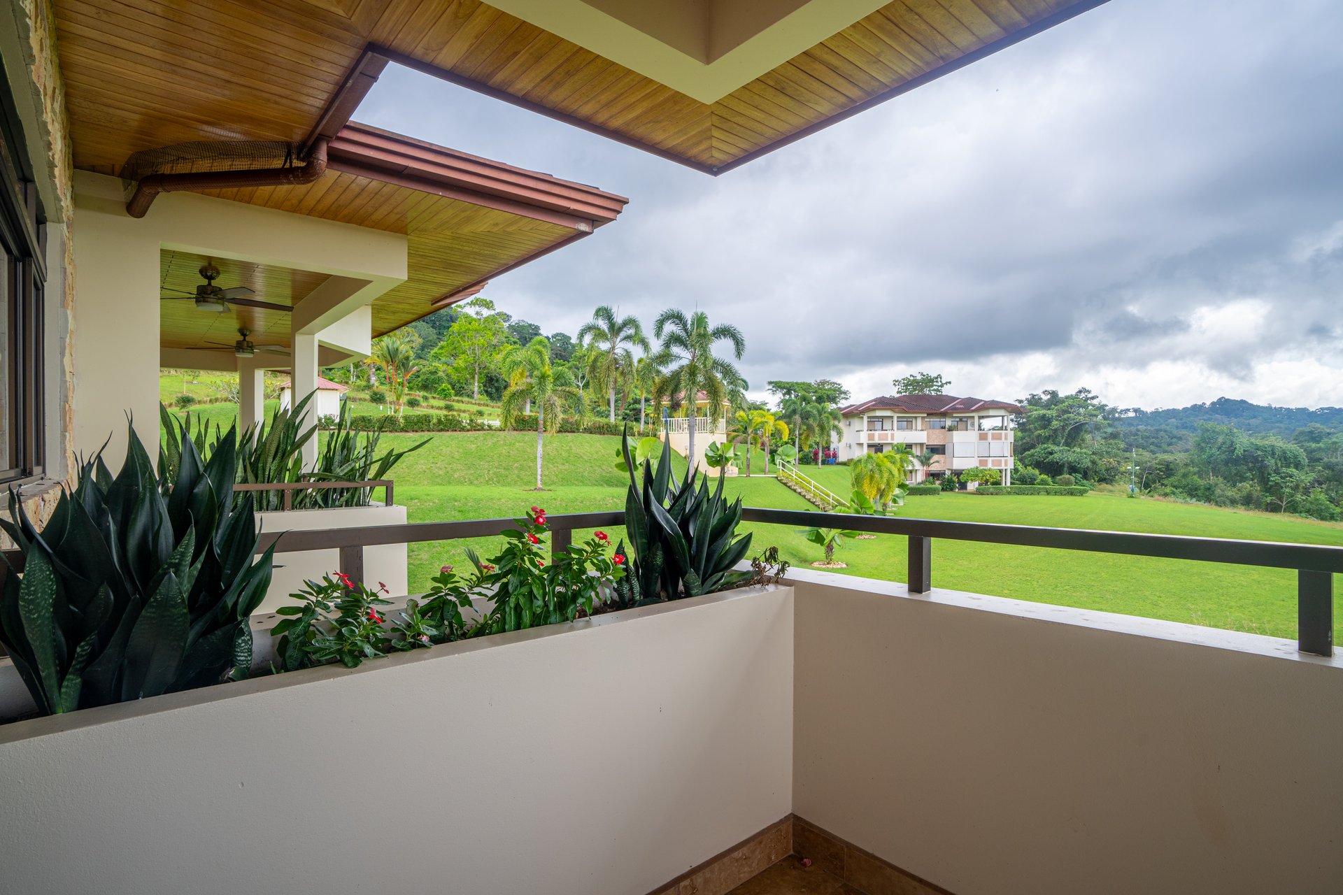 OSA Golf -  2 bed 2 bath Penthouse Condo! With Golf Membership