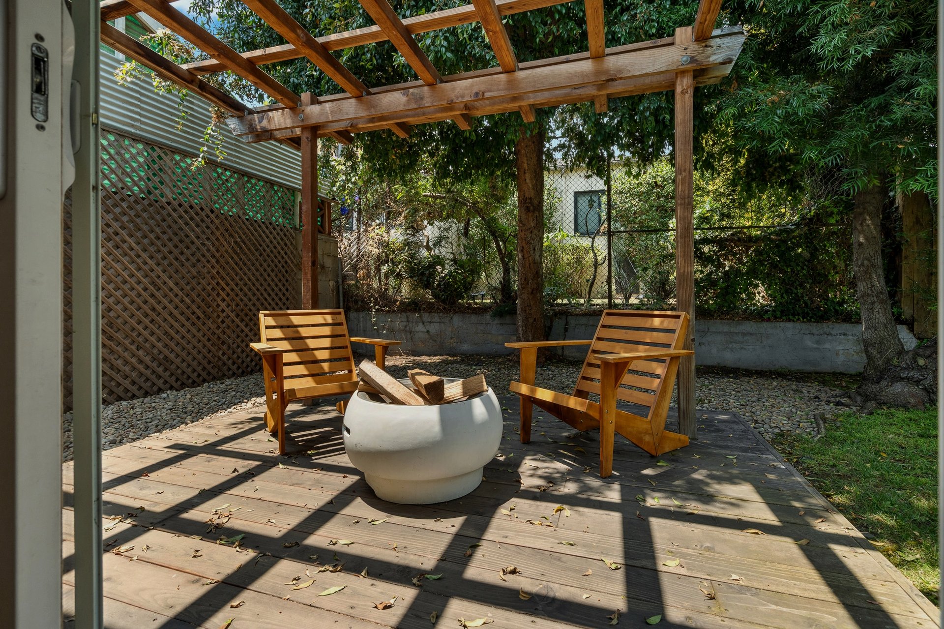 Re-imagined Quaint Country English with Guest House and Grand Rear Yard!