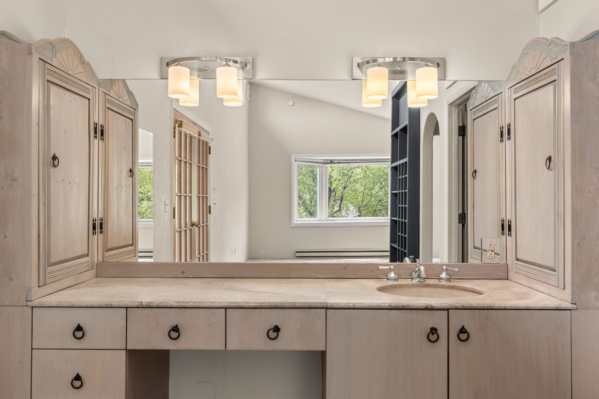 Spacious Mid-Valley Residence Near Crown Mountain Park
