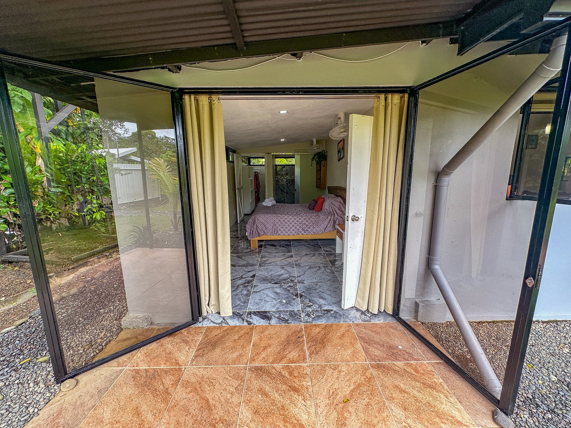 Contemporary 3-bed home surrounded by Uvita’s services and amenities but just a short stroll to tropical beaches