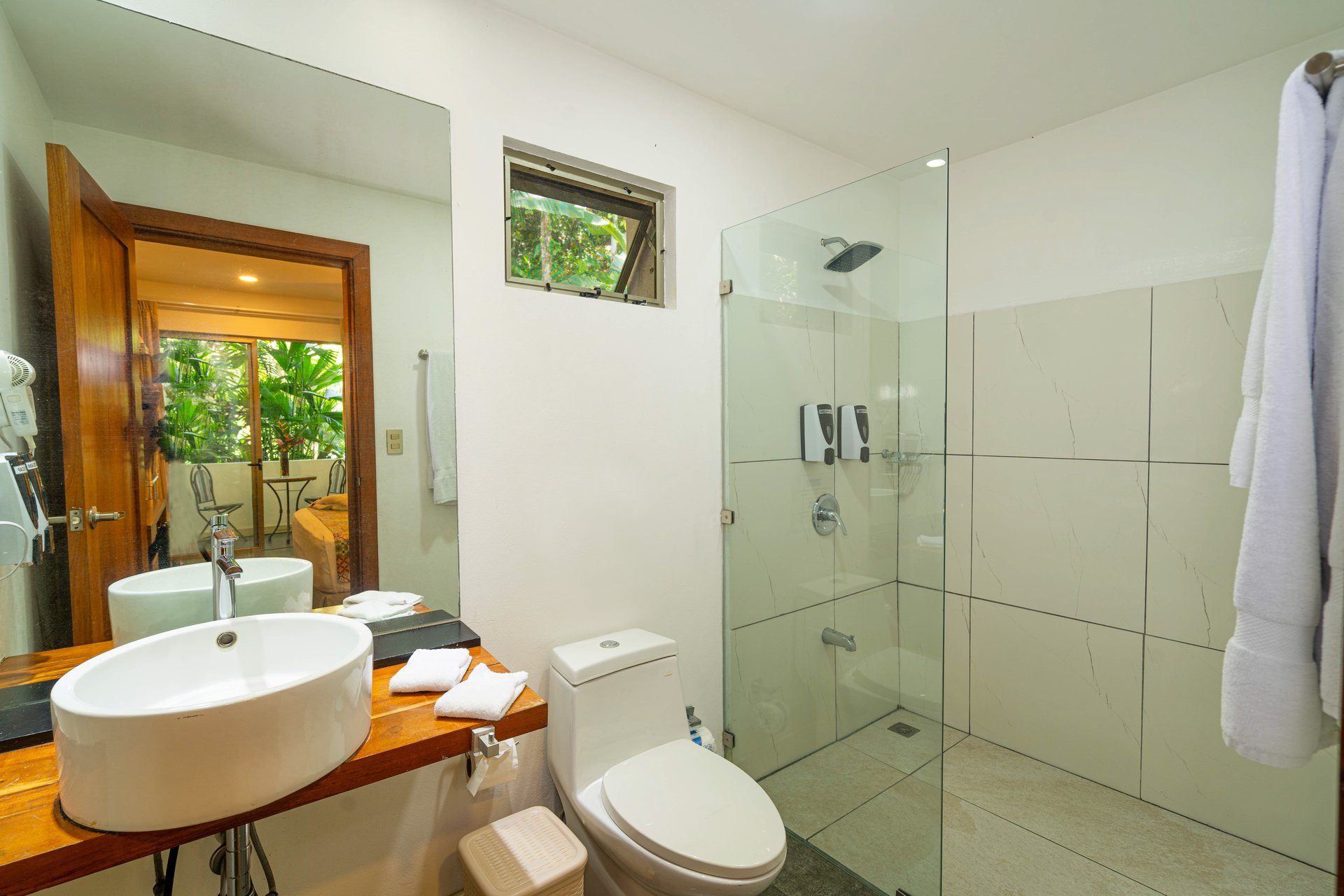 22 Unit Tropical Boutique Hotel steps from Manuel Antonio Park & Beach
