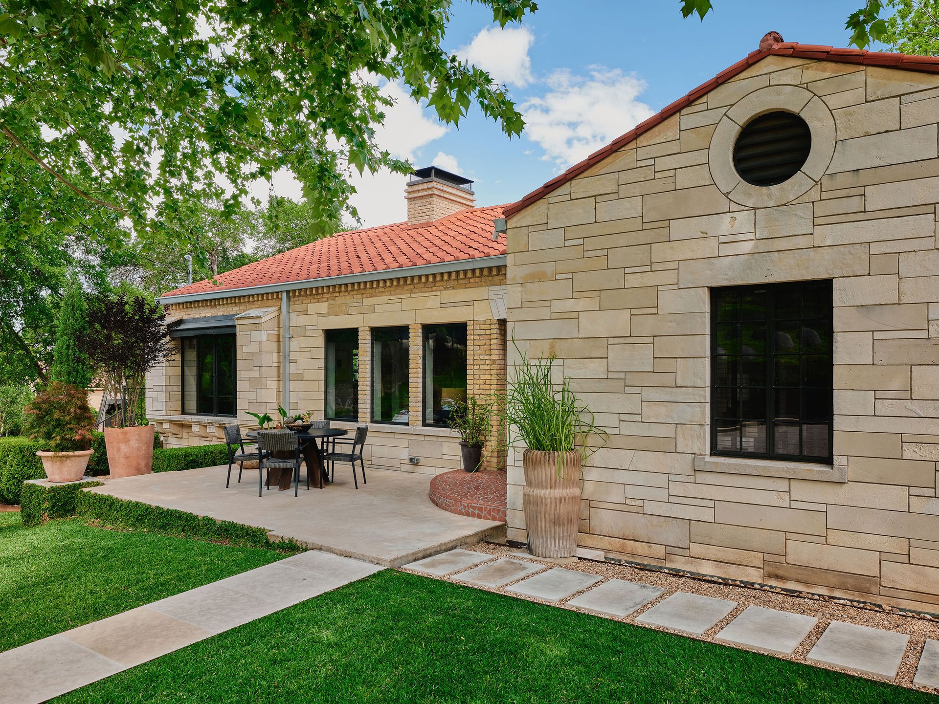 2213 E Windsor Rd
