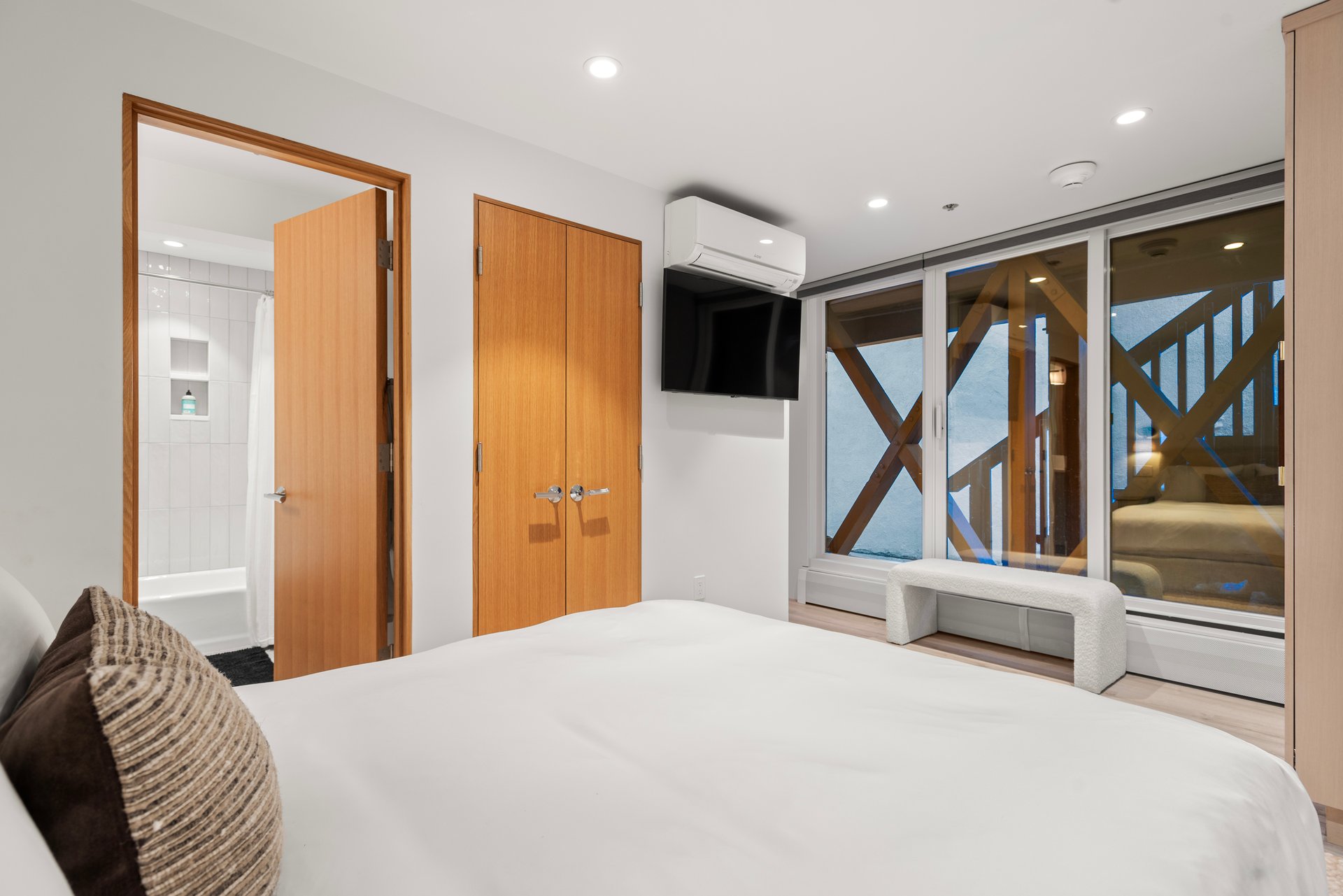 Newly Remodeled Core Condo with Aspen Mountain Views
