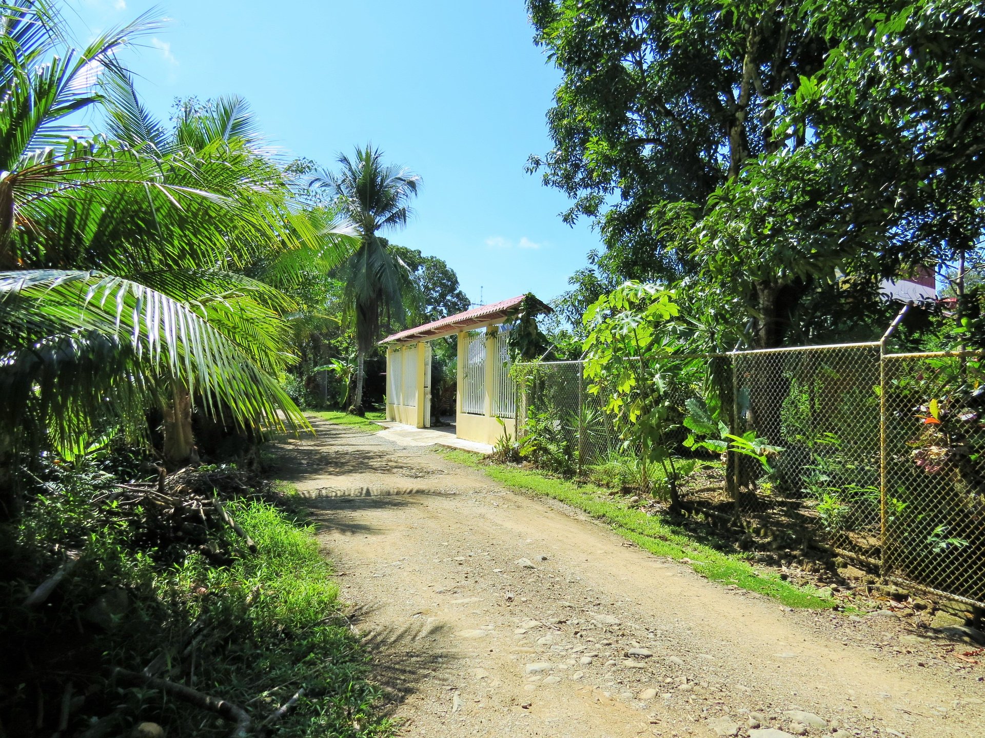 Fully equipped 4 Unit Apartment/Hotel complex 70 meters from the entrance to world-famous Marino Ballena National Park