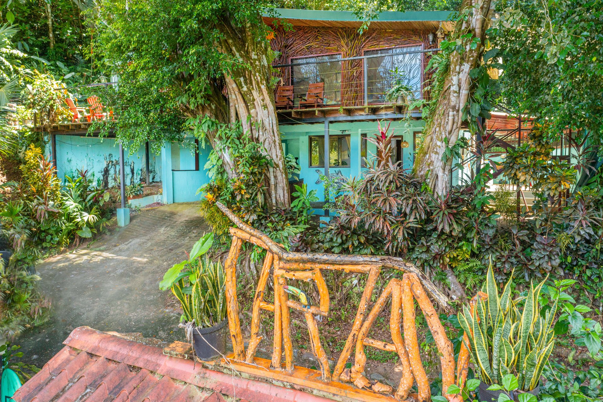 0.15 ACRES – 2 Bedroom Artistic River Home In The Rainforest!!!