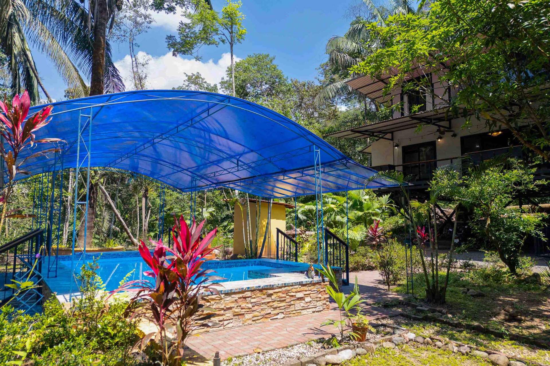 Tropical 3-bedroom home in gated community Manuel Antonio, Perfect rental!