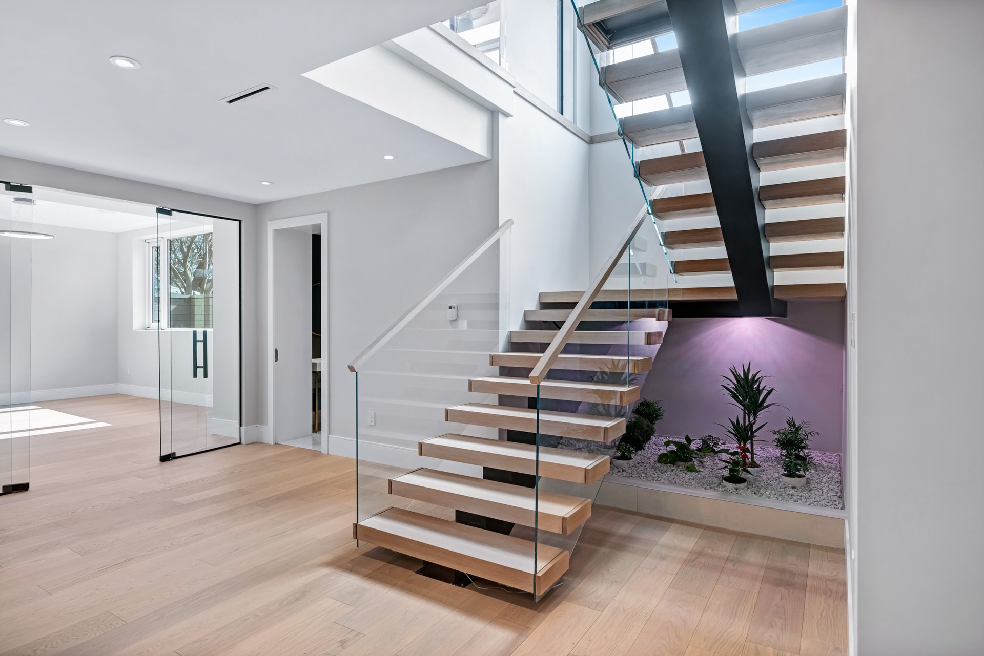 718 Balboa Dr