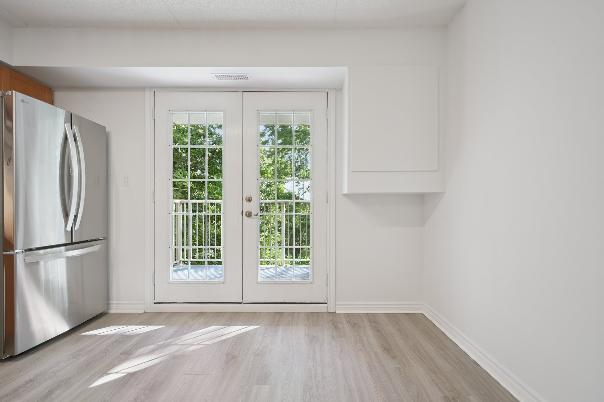 Upgraded 1 Bed+ Den Suite Overlooking Ravine