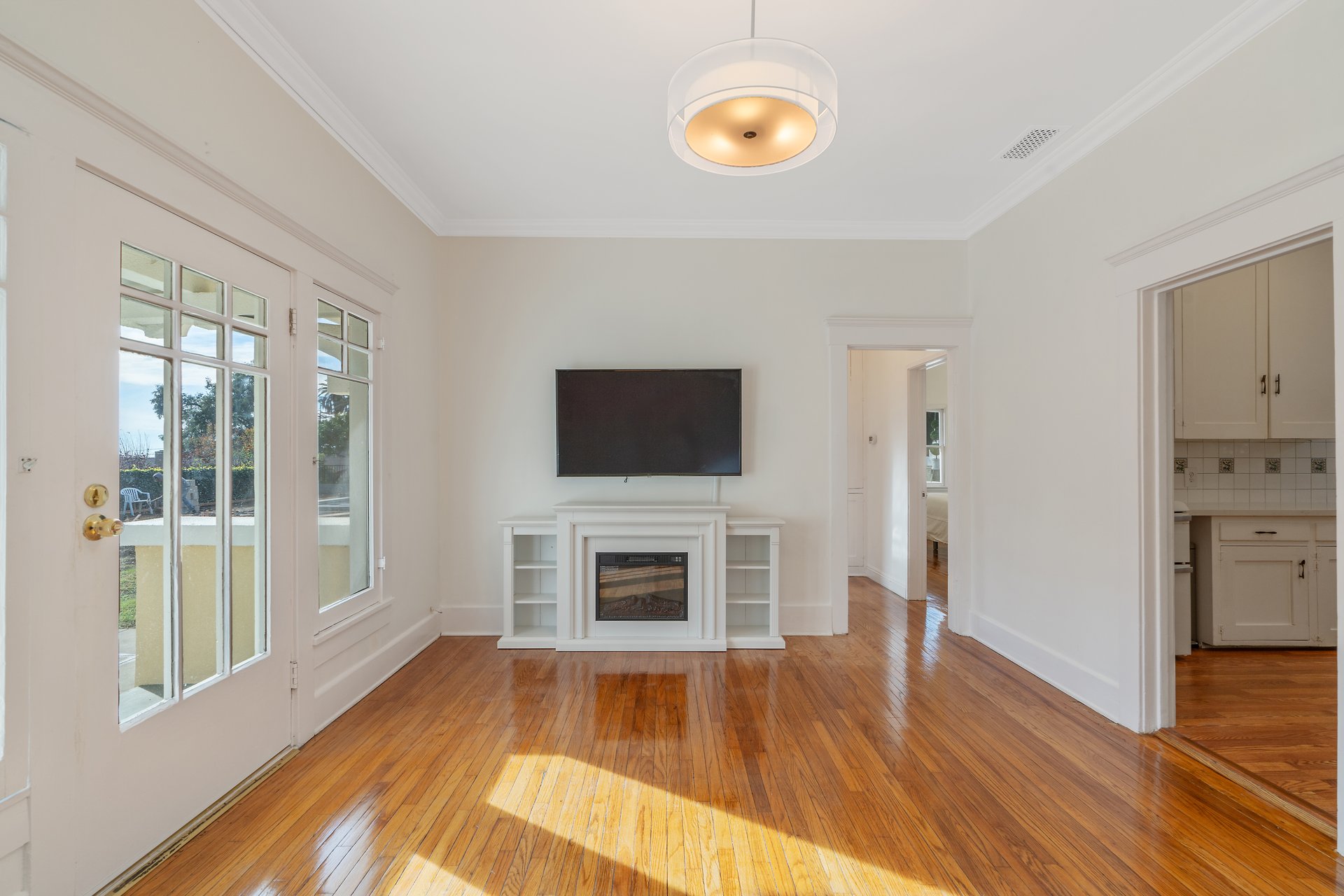 1325 E Altadena