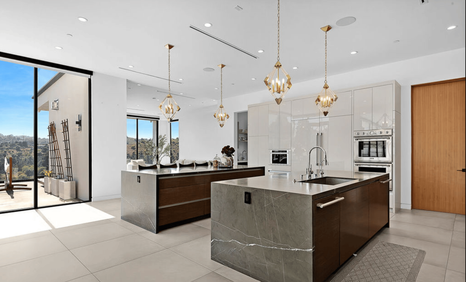 Lakeview Aura, Mirror Lake Drive, 90068