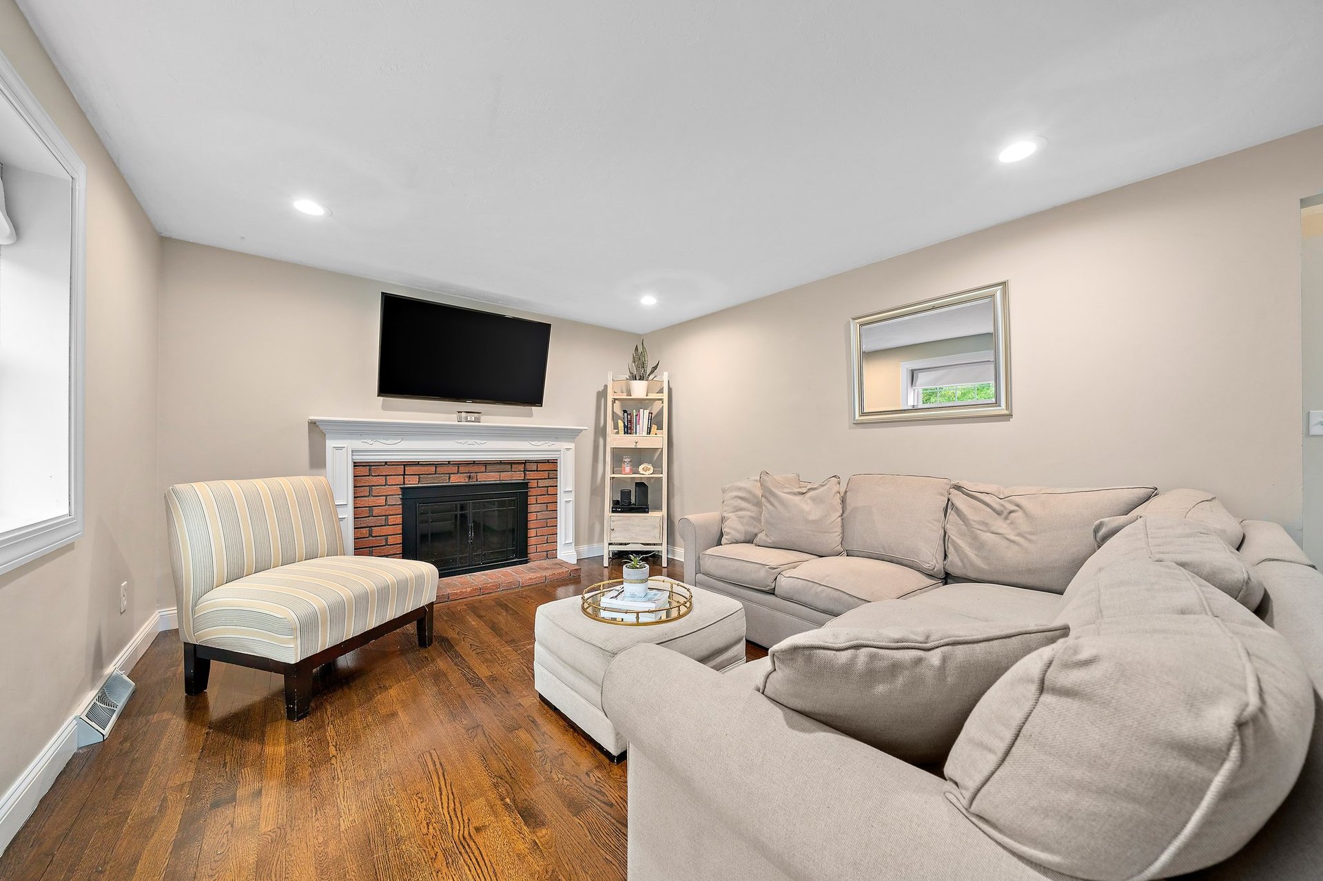 104 Loganberry Dr
