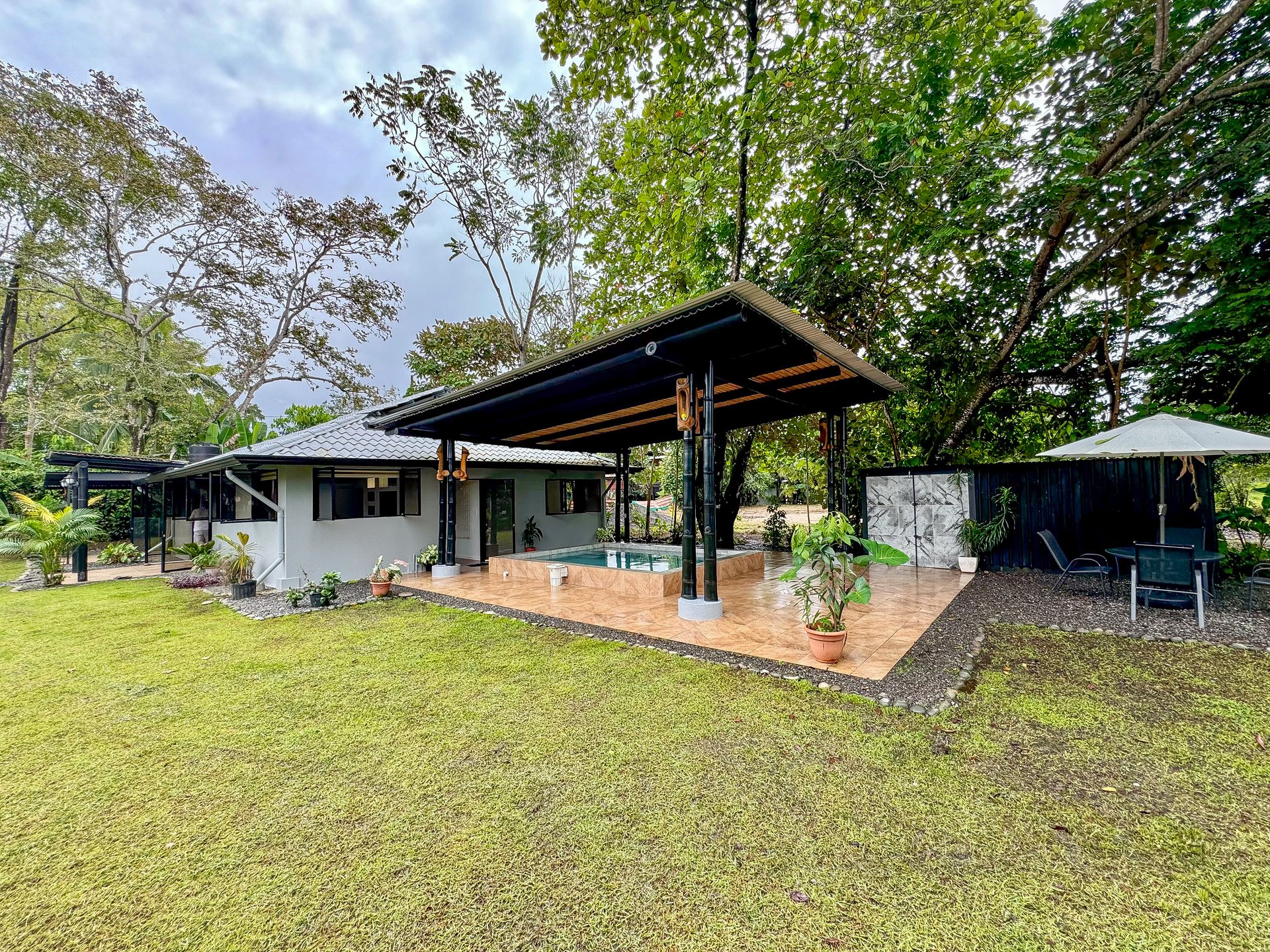 Contemporary 3-bed home surrounded by Uvita’s services and amenities but just a short stroll to tropical beaches