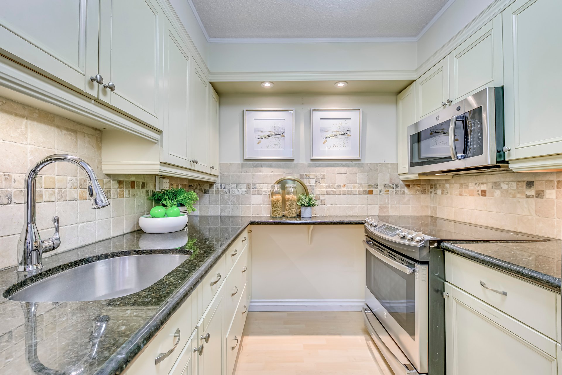 185 Robinson St 205