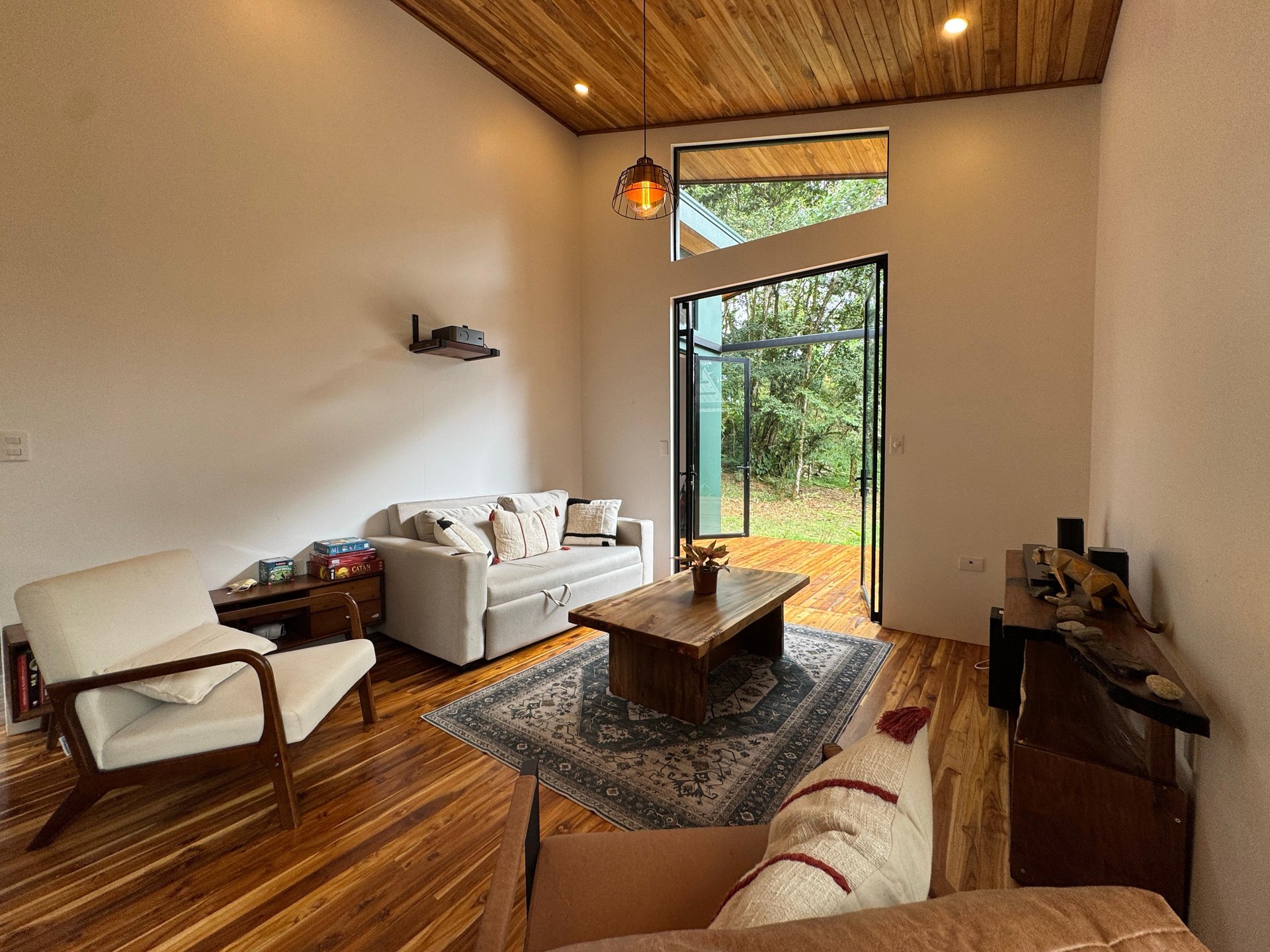 Costa Rica Mountain Retreat – 1.8 ha with Luxury Cabin, Private Lake & Riverfront