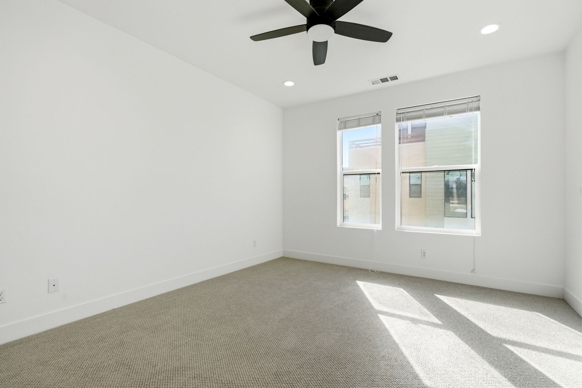 669 W 17th