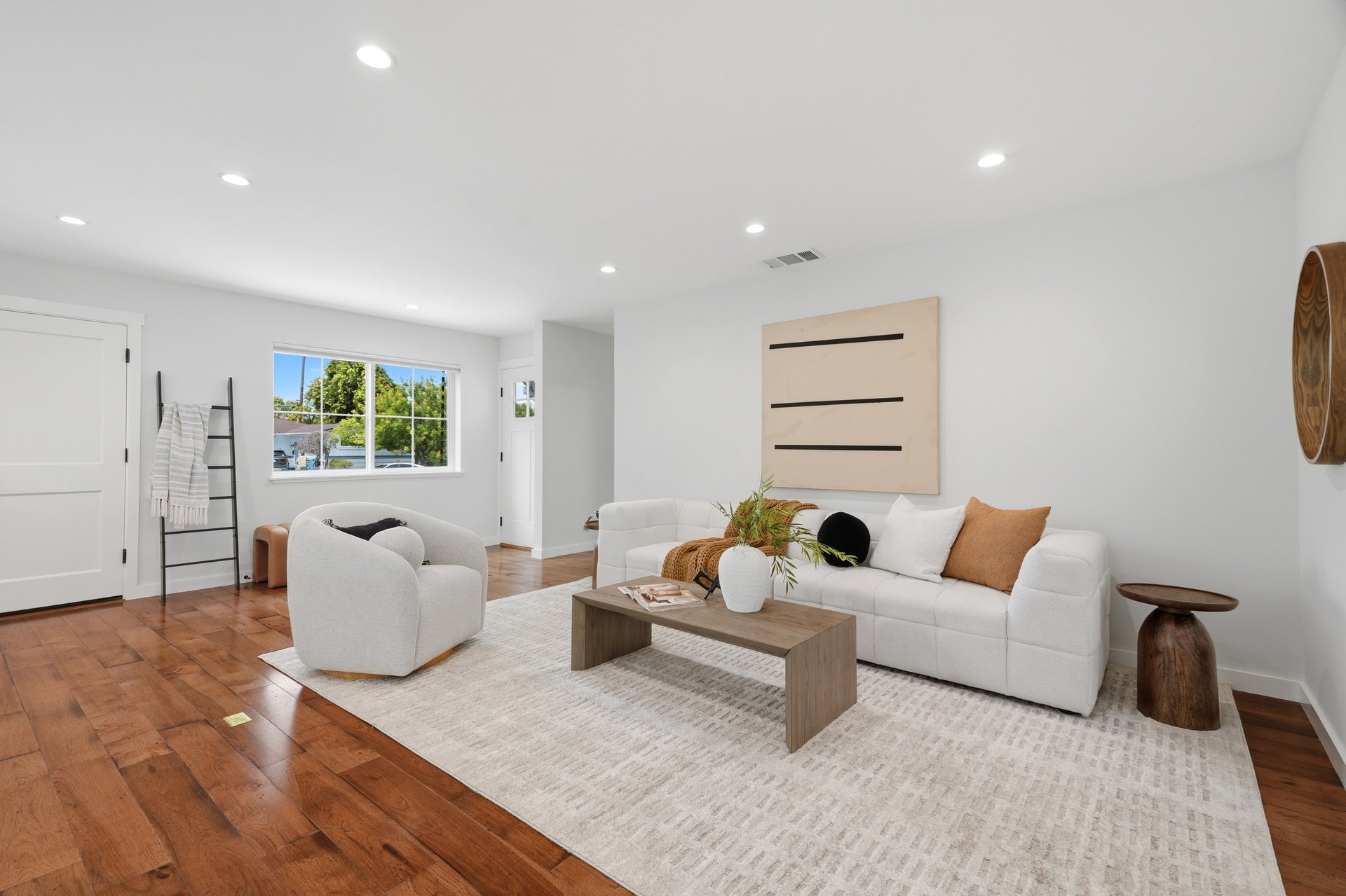 2133 Santa Cruz AVE
