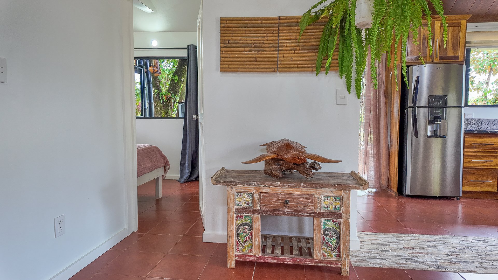 Contemporary 3-bed home surrounded by Uvita’s services and amenities but just a short stroll to tropical beaches