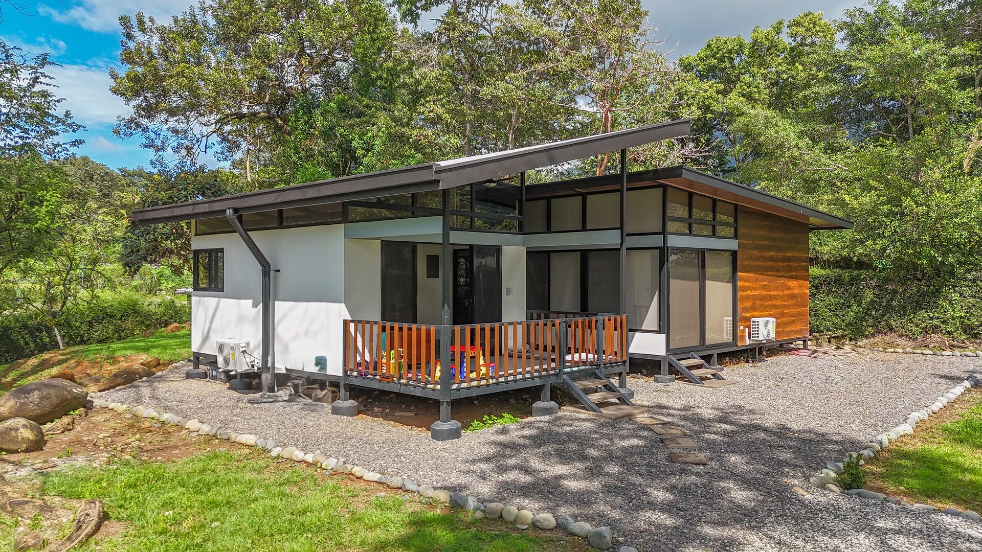 Charming 2-Bedroom Home in the Heart of Ojochal – Privacy, Convenience, and Opportunity Await!