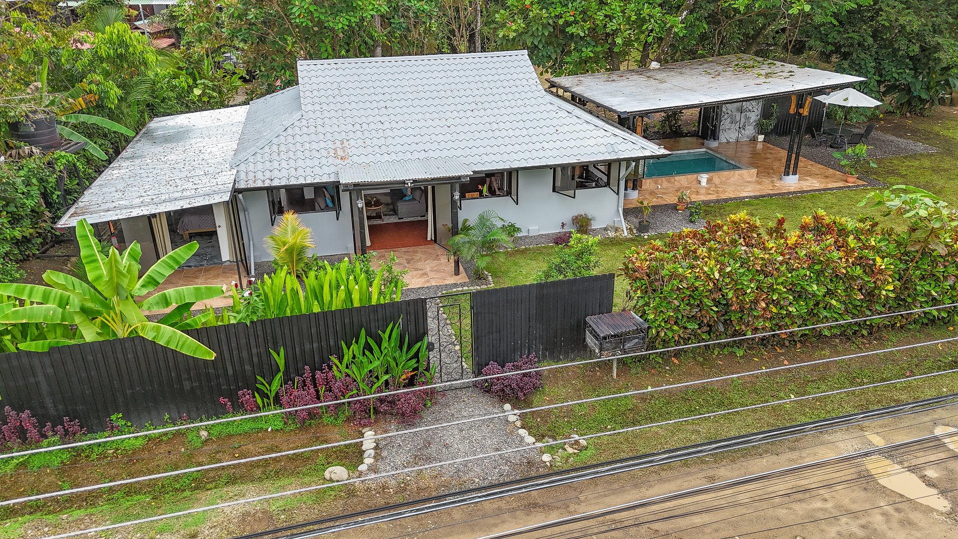 Contemporary 3-bed home surrounded by Uvita’s services and amenities but just a short stroll to tropical beaches