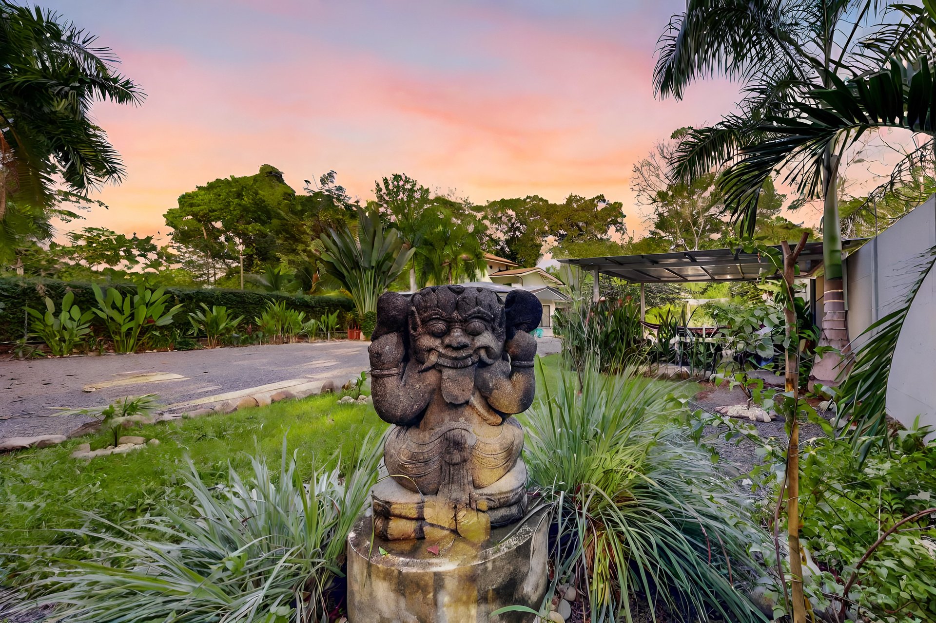 Tropical 3-Cabin Home with Pool and Gardens in the Heart of Uvita